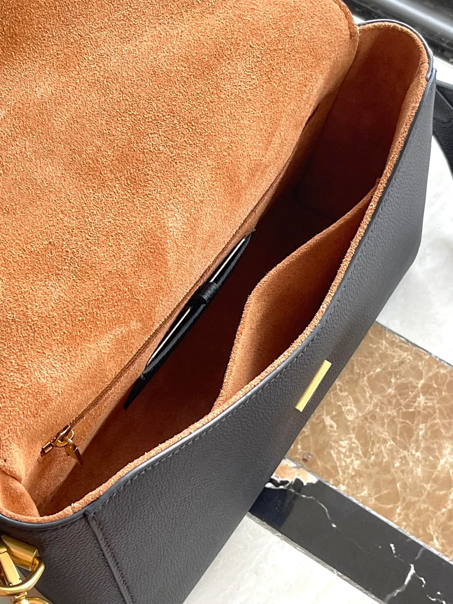 💰1280 (top layer leather) top quality original M24639 black. This SoftTwist handbag is made of soft cow leather and reinterprets the iconic Twist handbag in a generous size. The aged metal parts shine with a sleep-ready style, and the fitted design and multiple carrying methods enable a comfortable travel experience. Dimensions: 27 × 19 × 9 cm