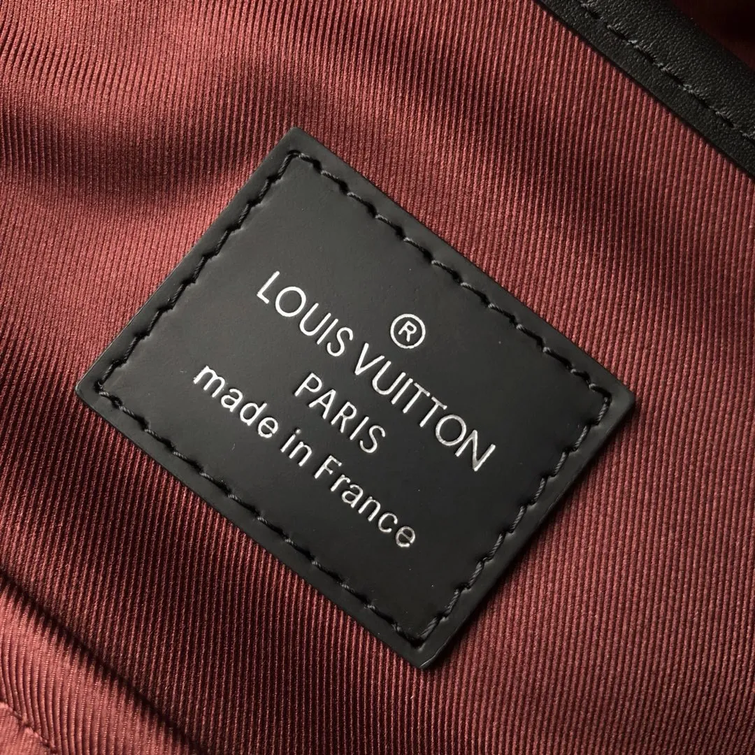 💰1040 Top-quality original item Actual photos M43422-ZACK Backpack This sports-style coated canvas Zack backpack is full of capacity and displays classic Louis Vuitton style. The flap, drawstring and metal buckle are all classic Louis Vuitton design elements. - 45 x 30 x 20cm (L x H x W) Specially coated Louis Vuitton canvas outer - Fabric lining - Cowhide leather trim - Silver metal hardware - Top handle - 2 leather shoulder straps - Flap + drawstring + buckle - 1 lined internal compartment - 1 double internal patch pocket