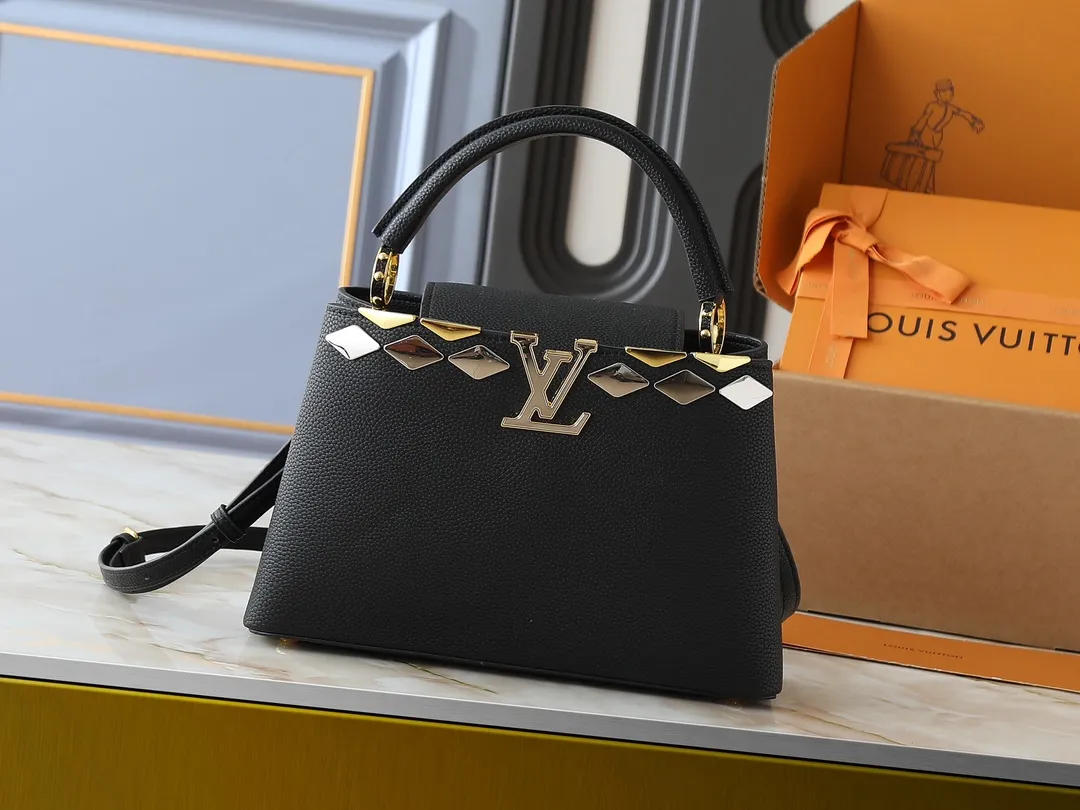 💰420💰Guangzhou goods Upgraded original M12135 M11964 M12751 This Capucines medium handbag draws inspiration from the brand’s classic hard suitcase, transforming the iconic Malletage element into a diamond-shaped metal decoration, which complements the Taurillon cow leather bag body. The pocket design makes it easy to store what you need on the go, and the detachable shoulder strap allows for a variety of carrying methods. Dimensions: 31.05 x 20.0 x 11.0 cm (length x height x width)