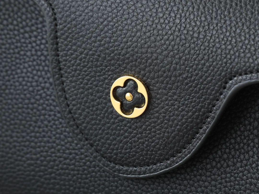 💰420💰Guangzhou goods Upgraded original M12135 M11964 M12751 This Capucines medium handbag draws inspiration from the brand’s classic hard suitcase, transforming the iconic Malletage element into a diamond-shaped metal decoration, which complements the Taurillon cow leather bag body. The pocket design makes it easy to store what you need on the go, and the detachable shoulder strap allows for a variety of carrying methods. Dimensions: 31.05 x 20.0 x 11.0 cm (length x height x width)