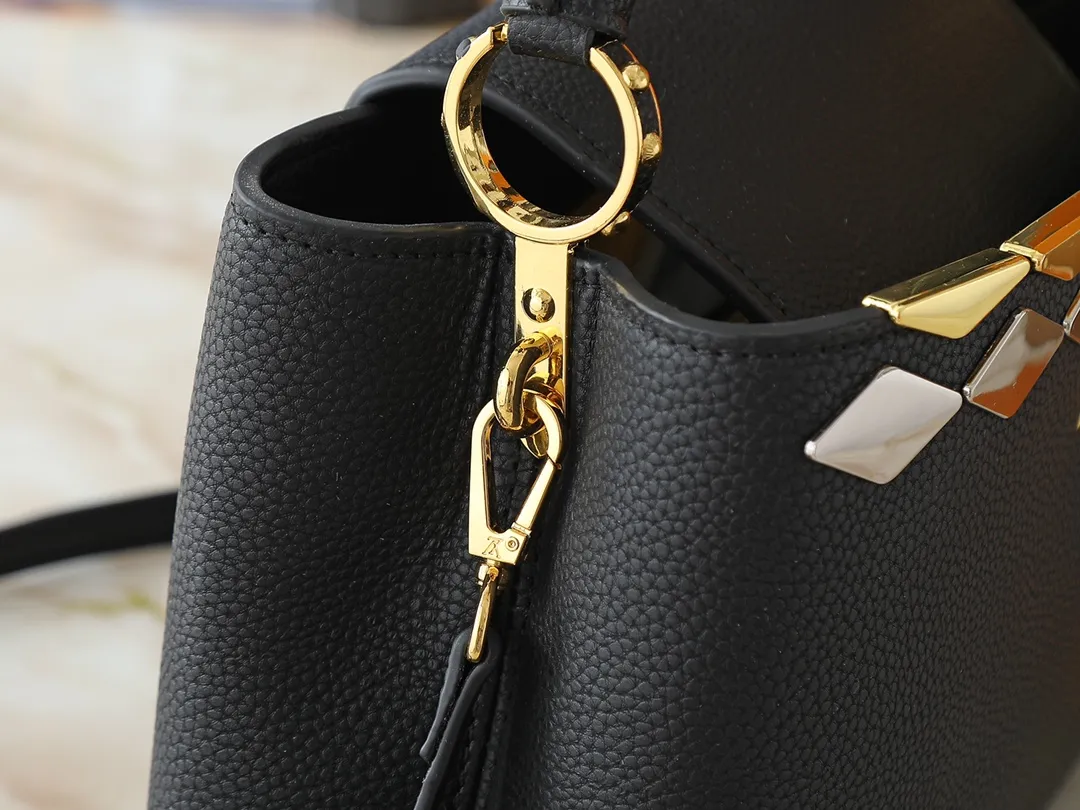 💰420💰Guangzhou goods Upgraded original M12135 M11964 M12751 This Capucines medium handbag draws inspiration from the brand’s classic hard suitcase, transforming the iconic Malletage element into a diamond-shaped metal decoration, which complements the Taurillon cow leather bag body. The pocket design makes it easy to store what you need on the go, and the detachable shoulder strap allows for a variety of carrying methods. Dimensions: 31.05 x 20.0 x 11.0 cm (length x height x width)