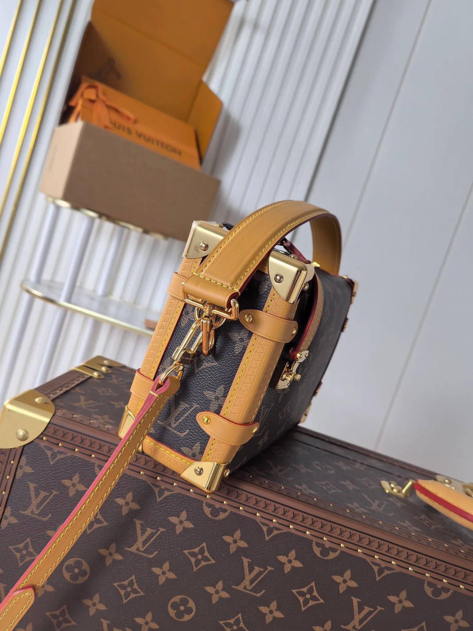 💰820💰 (Dynamic chip 163c01 top original order) M46358 M46815 M47139 Nicolas Ghesquière repeatedly explored Louis Vuitton’s trunk-making heritage to create this Side Trunk medium handbag. Monogram canvas is combined with leather trim, and the leather zipper puller creatively connects to the iconic S-lock, and the reinforced metal corners gather the eye. The wide handles and leather spaghetti strap are removable. Dimensions: 23.5 x 16.0 x 8.5 cm (length x height x width)