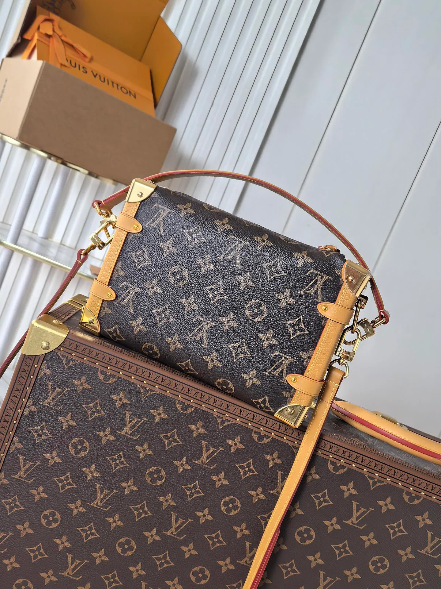 💰820💰 (Dynamic chip 163c01 top original order) M46358 M46815 M47139 Nicolas Ghesquière repeatedly explored Louis Vuitton’s trunk-making heritage to create this Side Trunk medium handbag. Monogram canvas is combined with leather trim, and the leather zipper puller creatively connects to the iconic S-lock, and the reinforced metal corners gather the eye. The wide handles and leather spaghetti strap are removable. Dimensions: 23.5 x 16.0 x 8.5 cm (length x height x width)