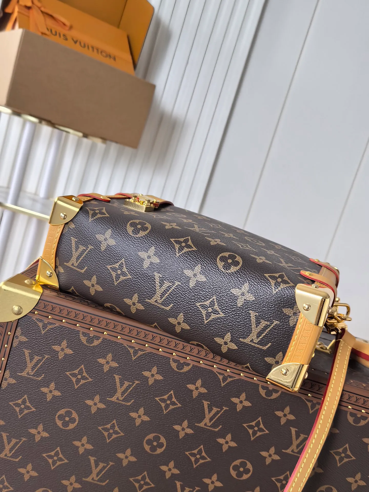💰820💰 (Dynamic chip 163c01 top original order) M46358 M46815 M47139 Nicolas Ghesquière repeatedly explored Louis Vuitton’s trunk-making heritage to create this Side Trunk medium handbag. Monogram canvas is combined with leather trim, and the leather zipper puller creatively connects to the iconic S-lock, and the reinforced metal corners gather the eye. The wide handles and leather spaghetti strap are removable. Dimensions: 23.5 x 16.0 x 8.5 cm (length x height x width)