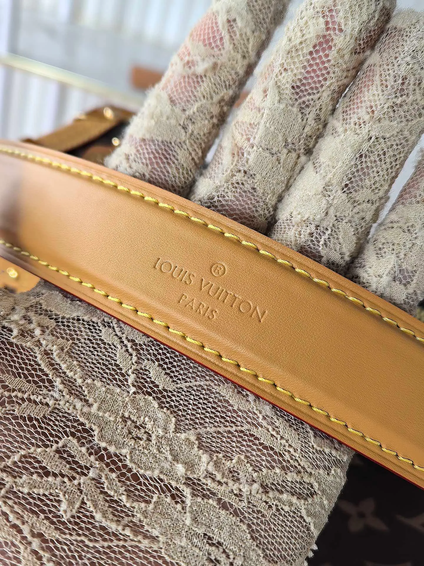 💰820💰 (Dynamic chip 163c01 top original order) M46358 M46815 M47139 Nicolas Ghesquière repeatedly explored Louis Vuitton’s trunk-making heritage to create this Side Trunk medium handbag. Monogram canvas is combined with leather trim, and the leather zipper puller creatively connects to the iconic S-lock, and the reinforced metal corners gather the eye. The wide handles and leather spaghetti strap are removable. Dimensions: 23.5 x 16.0 x 8.5 cm (length x height x width)