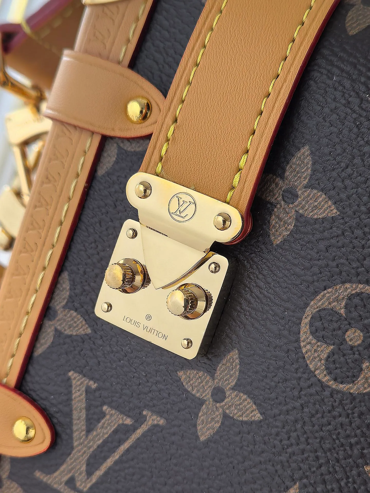 💰820💰 (Dynamic chip 163c01 top original order) M46358 M46815 M47139 Nicolas Ghesquière repeatedly explored Louis Vuitton’s trunk-making heritage to create this Side Trunk medium handbag. Monogram canvas is combined with leather trim, and the leather zipper puller creatively connects to the iconic S-lock, and the reinforced metal corners gather the eye. The wide handles and leather spaghetti strap are removable. Dimensions: 23.5 x 16.0 x 8.5 cm (length x height x width)
