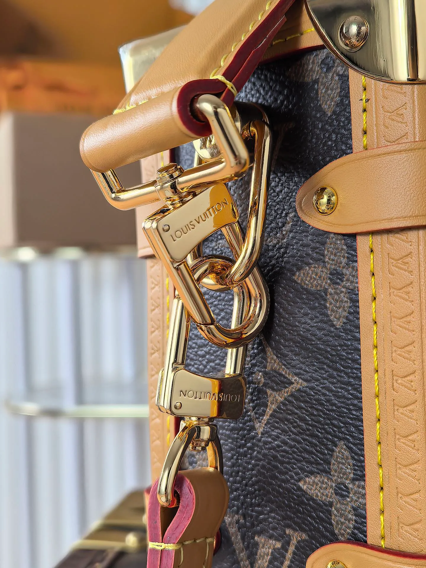 💰820💰 (Dynamic chip 163c01 top original order) M46358 M46815 M47139 Nicolas Ghesquière repeatedly explored Louis Vuitton’s trunk-making heritage to create this Side Trunk medium handbag. Monogram canvas is combined with leather trim, and the leather zipper puller creatively connects to the iconic S-lock, and the reinforced metal corners gather the eye. The wide handles and leather spaghetti strap are removable. Dimensions: 23.5 x 16.0 x 8.5 cm (length x height x width)