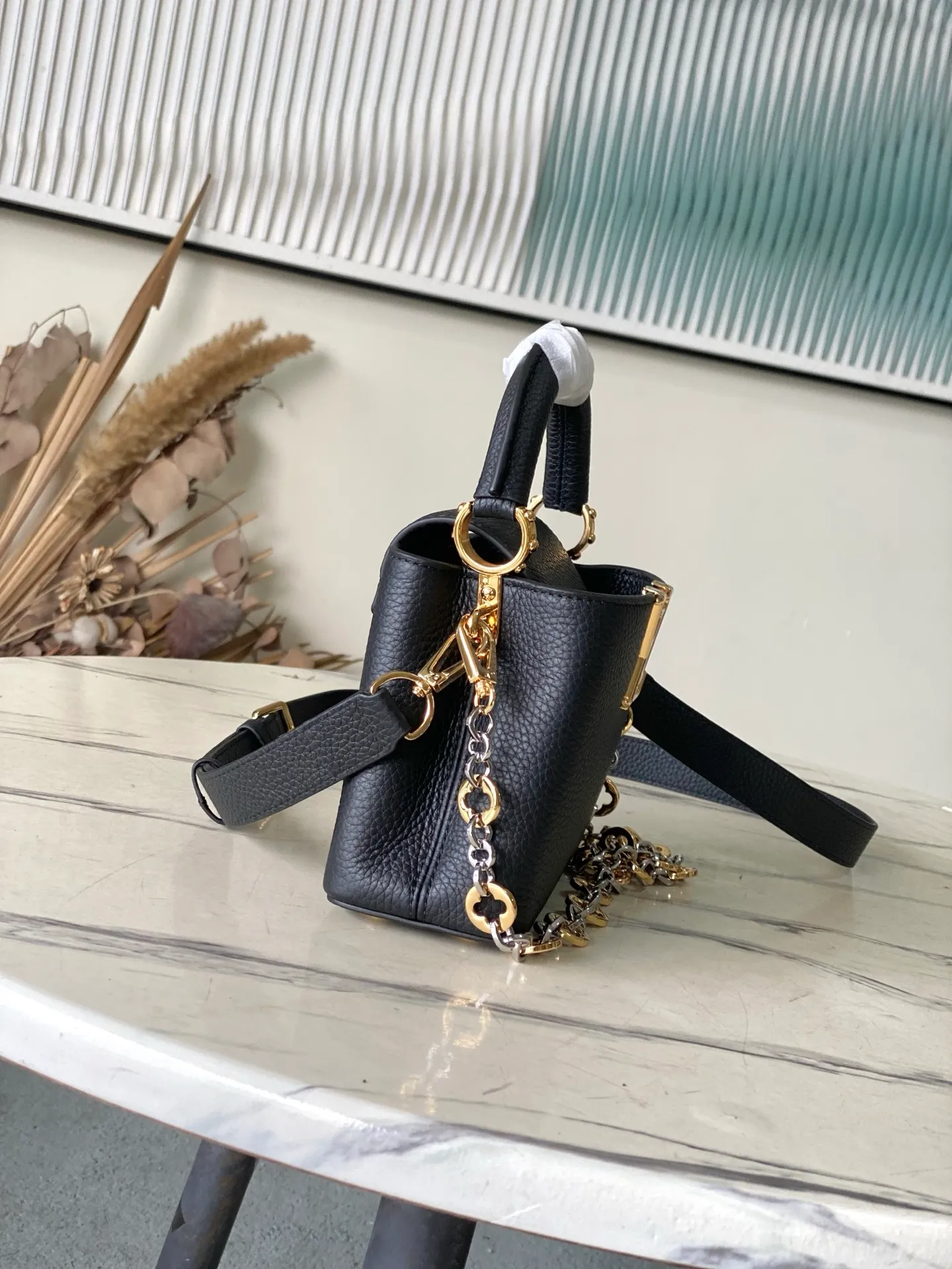 💰2180 "Special Grade Original Leather" M12936 Black Mini This Capucines mini handbag is made of flexible Taurillon cow leather. It uses jewelry-style double-plated chains and Monogram floral elements to highlight the identity of the Chain On You series. The flip cover can be placed on both the inside and outside. The ample structure and multiple inner pockets are convenient for storing daily needs. The rounded V letter adds an ingenious detail. Dimensions: 21 × 13.6 × 8 cm