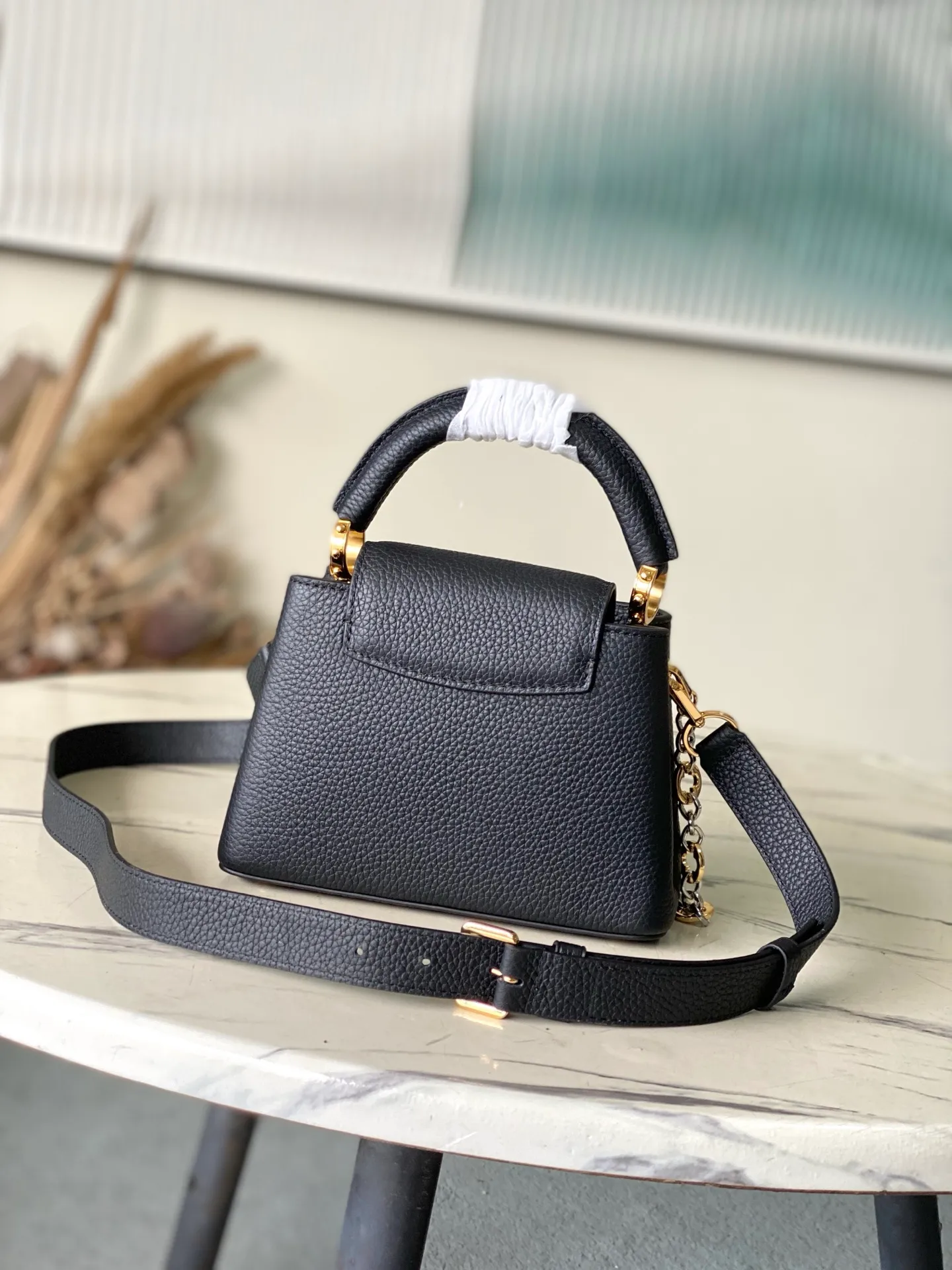 💰2180 "Special Grade Original Leather" M12936 Black Mini This Capucines mini handbag is made of flexible Taurillon cow leather. It uses jewelry-style double-plated chains and Monogram floral elements to highlight the identity of the Chain On You series. The flip cover can be placed on both the inside and outside. The ample structure and multiple inner pockets are convenient for storing daily needs. The rounded V letter adds an ingenious detail. Dimensions: 21 × 13.6 × 8 cm