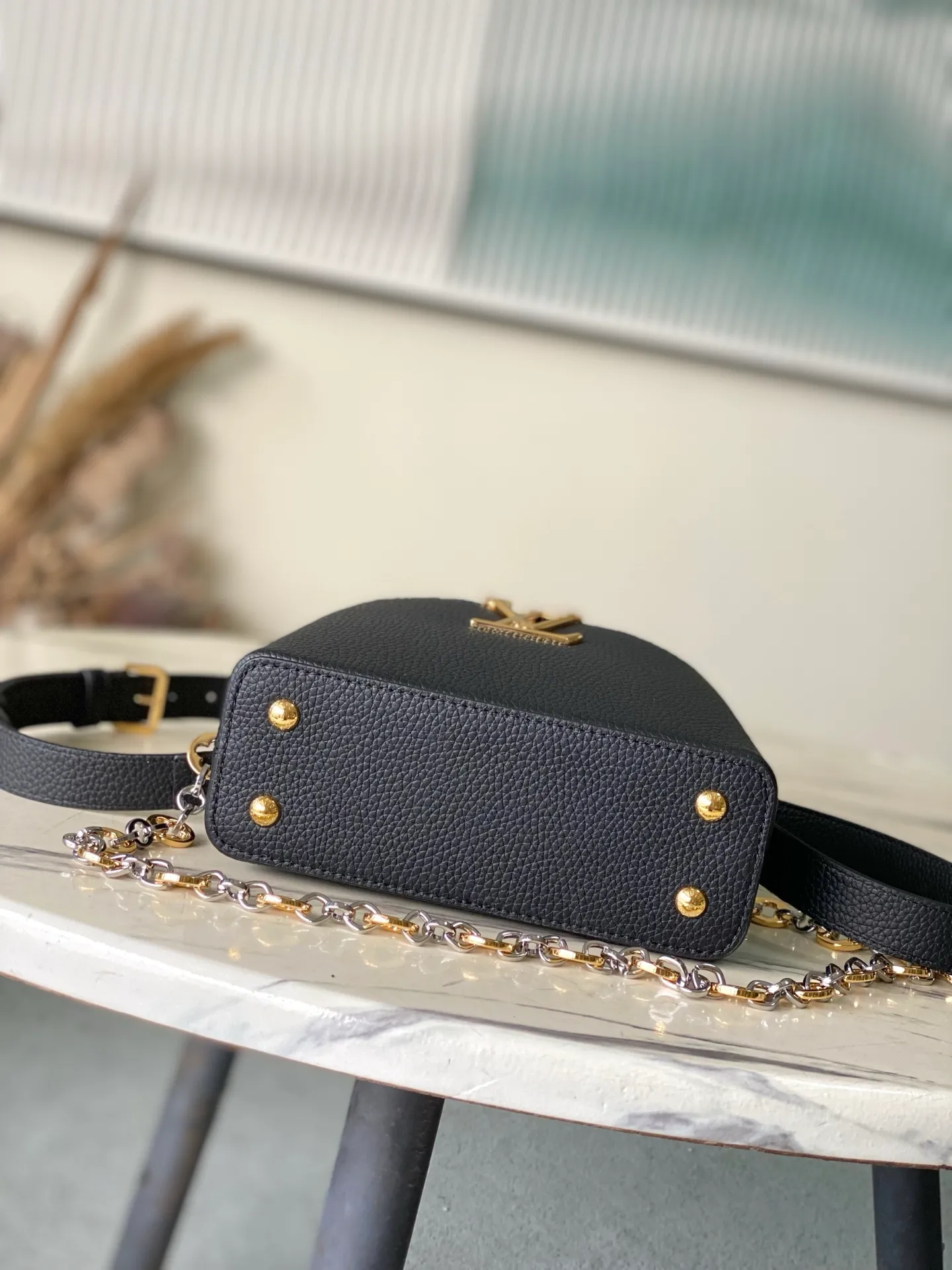 💰2180 "Special Grade Original Leather" M12936 Black Mini This Capucines mini handbag is made of flexible Taurillon cow leather. It uses jewelry-style double-plated chains and Monogram floral elements to highlight the identity of the Chain On You series. The flip cover can be placed on both the inside and outside. The ample structure and multiple inner pockets are convenient for storing daily needs. The rounded V letter adds an ingenious detail. Dimensions: 21 × 13.6 × 8 cm