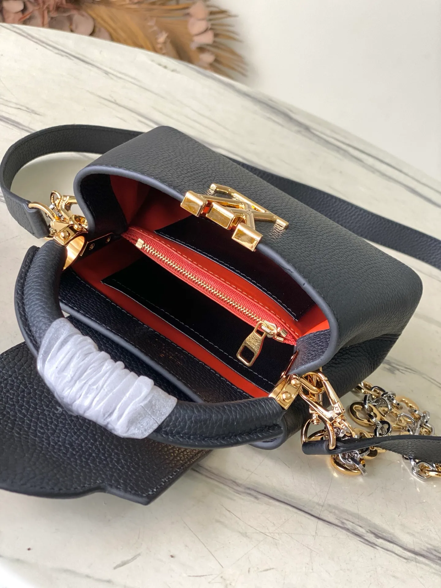 💰2180 "Special Grade Original Leather" M12936 Black Mini This Capucines mini handbag is made of flexible Taurillon cow leather. It uses jewelry-style double-plated chains and Monogram floral elements to highlight the identity of the Chain On You series. The flip cover can be placed on both the inside and outside. The ample structure and multiple inner pockets are convenient for storing daily needs. The rounded V letter adds an ingenious detail. Dimensions: 21 × 13.6 × 8 cm