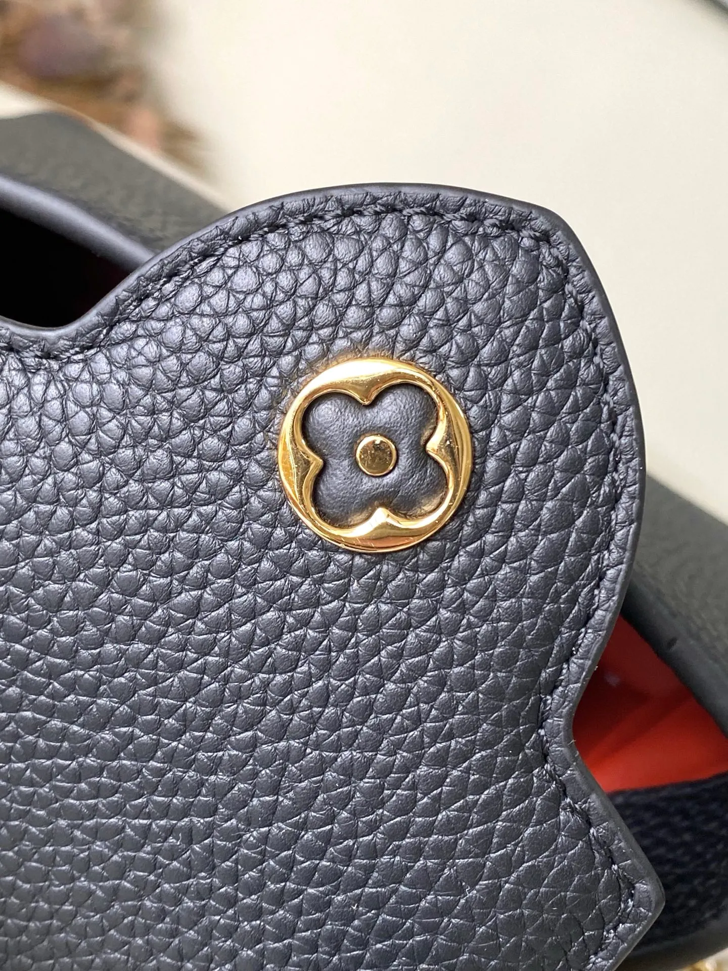 💰2180 "Special Grade Original Leather" M12936 Black Mini This Capucines mini handbag is made of flexible Taurillon cow leather. It uses jewelry-style double-plated chains and Monogram floral elements to highlight the identity of the Chain On You series. The flip cover can be placed on both the inside and outside. The ample structure and multiple inner pockets are convenient for storing daily needs. The rounded V letter adds an ingenious detail. Dimensions: 21 × 13.6 × 8 cm