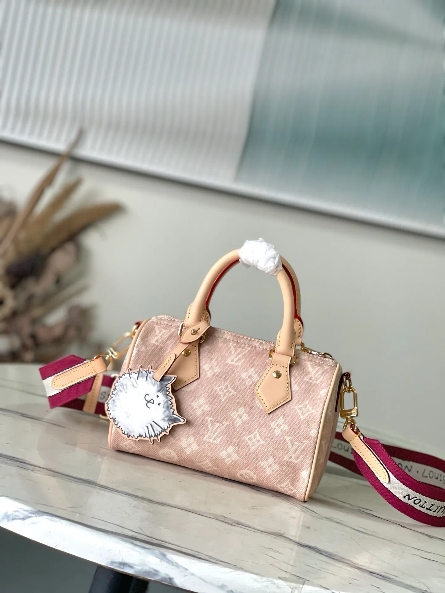 💰1020 Top original order M15151 This Speedy 20 Bandoullere handbag is made of Meowgram canvas, and is currently featured in the LV Travels With Grace Coddington collaboration series created by the brand and the former creative director of Vogue. Cute cat-shaped pendants and leather handles are rich in details, and metal parts such as padlocks add elegant touches. Dimensions: 20.5 × 13.5 × 12 cm