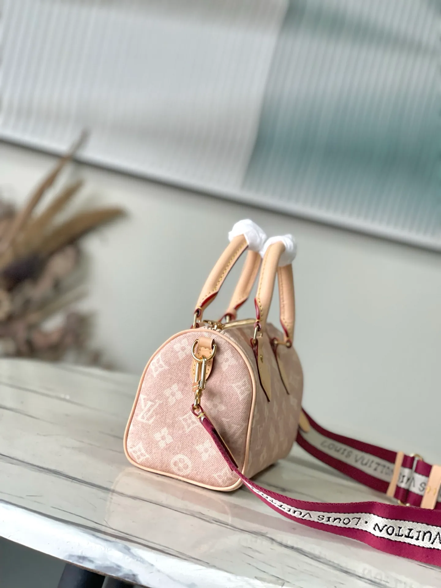 💰1020 Top original order M15151 This Speedy 20 Bandoullere handbag is made of Meowgram canvas, and is currently featured in the LV Travels With Grace Coddington collaboration series created by the brand and the former creative director of Vogue. Cute cat-shaped pendants and leather handles are rich in details, and metal parts such as padlocks add elegant touches. Dimensions: 20.5 × 13.5 × 12 cm