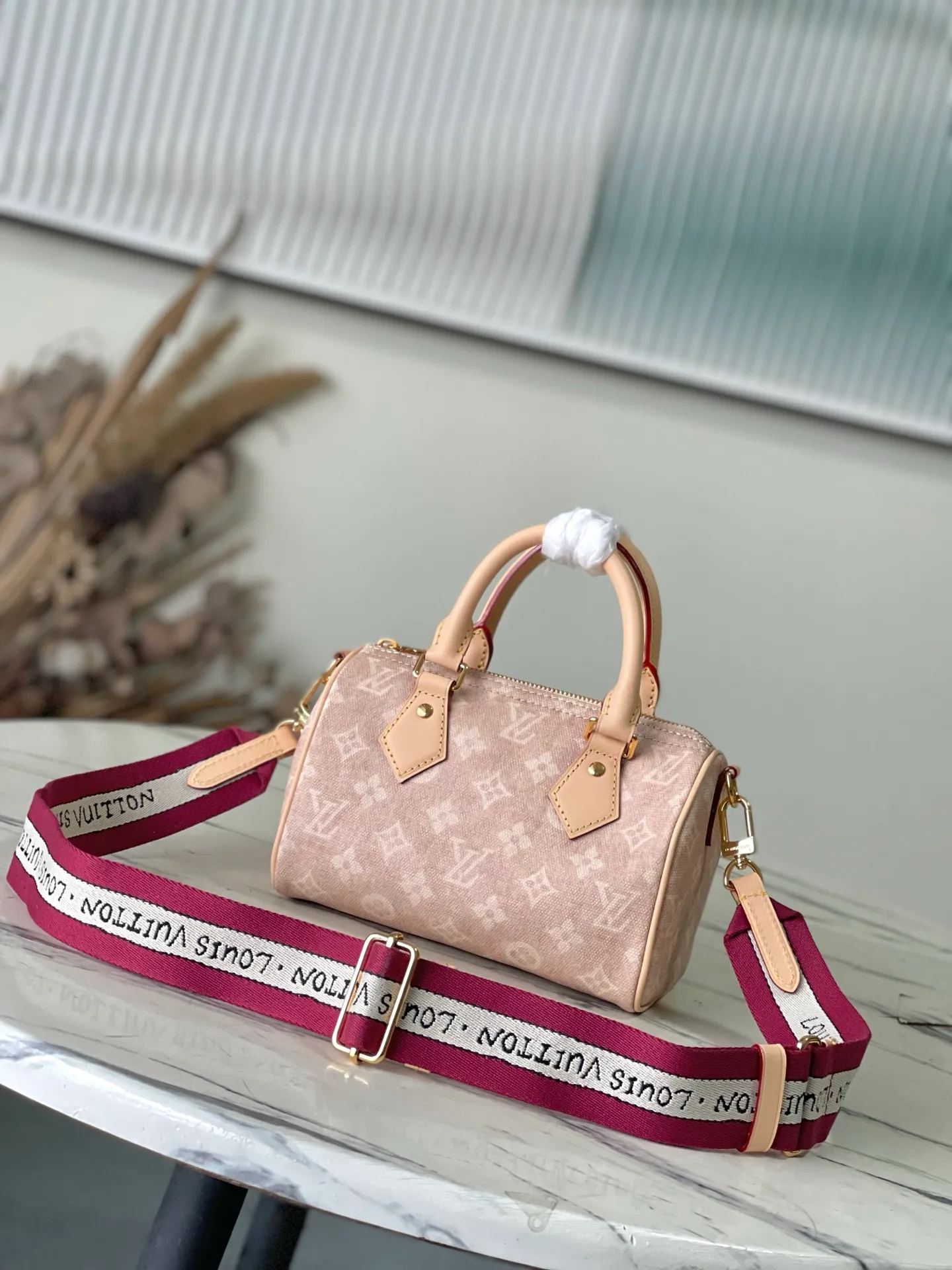 💰1020 Top original order M15151 This Speedy 20 Bandoullere handbag is made of Meowgram canvas, and is currently featured in the LV Travels With Grace Coddington collaboration series created by the brand and the former creative director of Vogue. Cute cat-shaped pendants and leather handles are rich in details, and metal parts such as padlocks add elegant touches. Dimensions: 20.5 × 13.5 × 12 cm