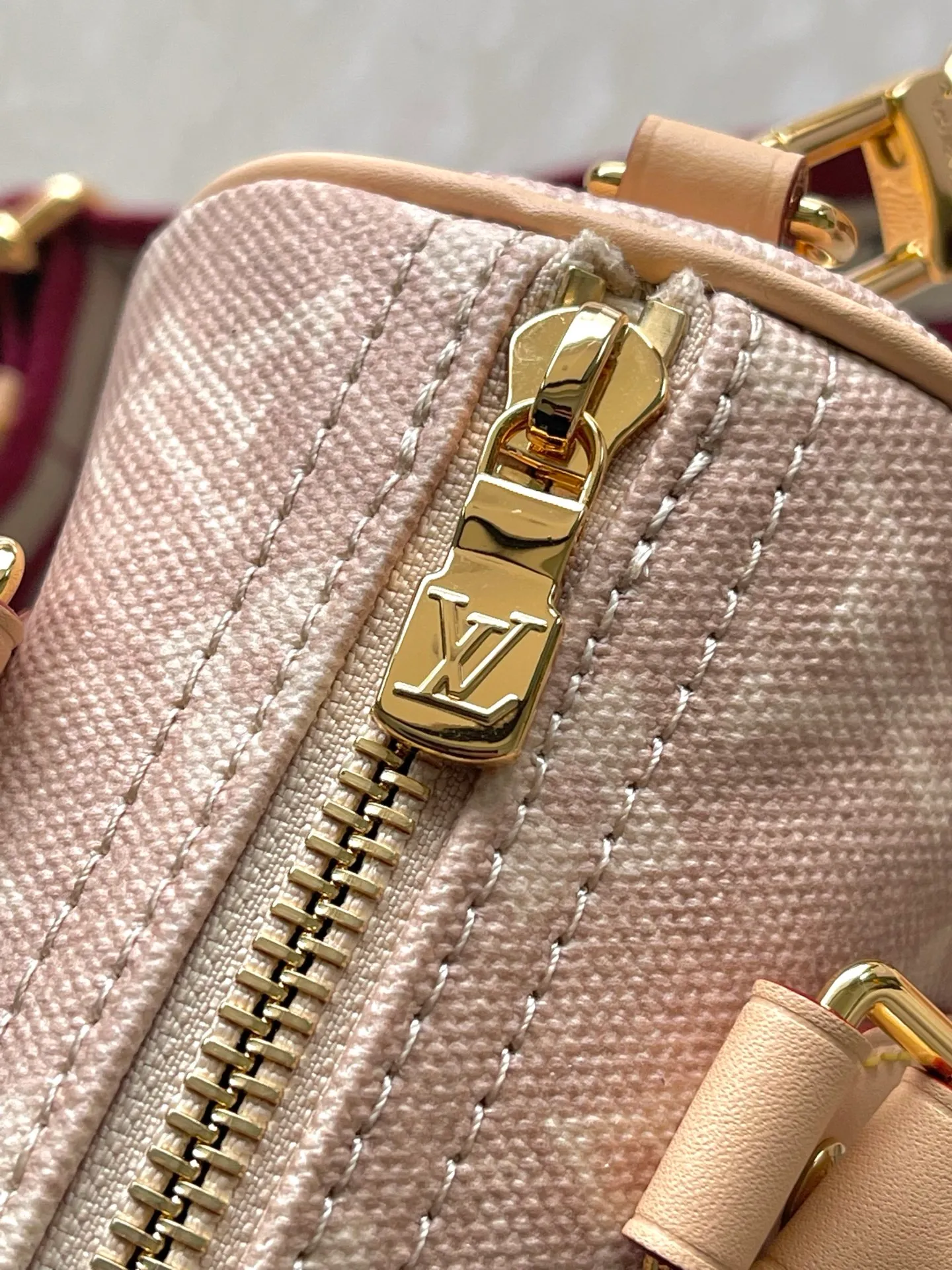 💰1020 Top original order M15151 This Speedy 20 Bandoullere handbag is made of Meowgram canvas, and is currently featured in the LV Travels With Grace Coddington collaboration series created by the brand and the former creative director of Vogue. Cute cat-shaped pendants and leather handles are rich in details, and metal parts such as padlocks add elegant touches. Dimensions: 20.5 × 13.5 × 12 cm