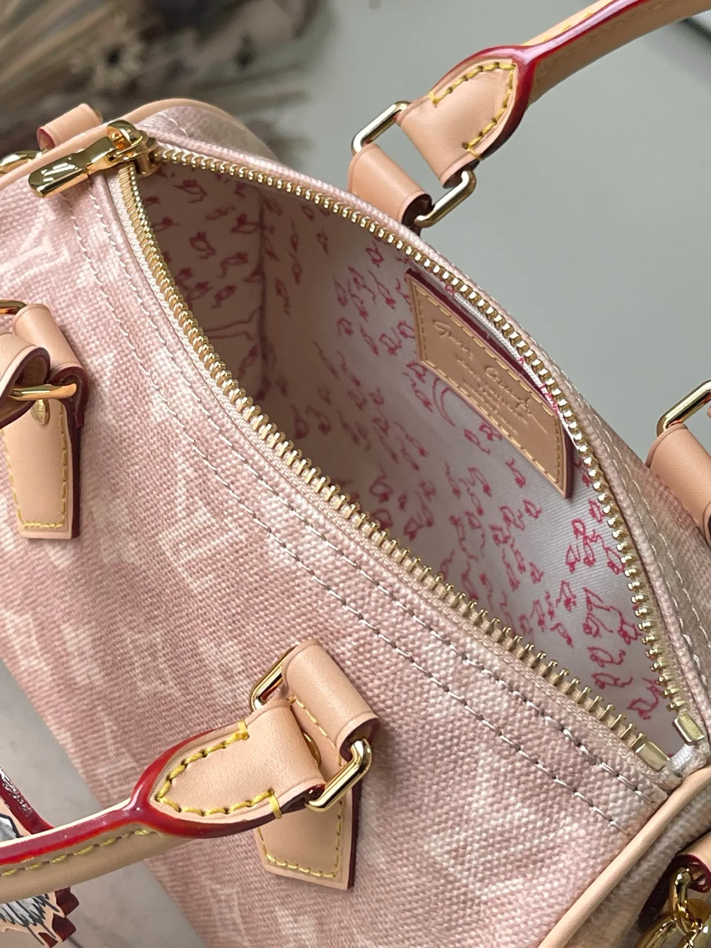 💰1020 Top original order M15151 This Speedy 20 Bandoullere handbag is made of Meowgram canvas, and is currently featured in the LV Travels With Grace Coddington collaboration series created by the brand and the former creative director of Vogue. Cute cat-shaped pendants and leather handles are rich in details, and metal parts such as padlocks add elegant touches. Dimensions: 20.5 × 13.5 × 12 cm
