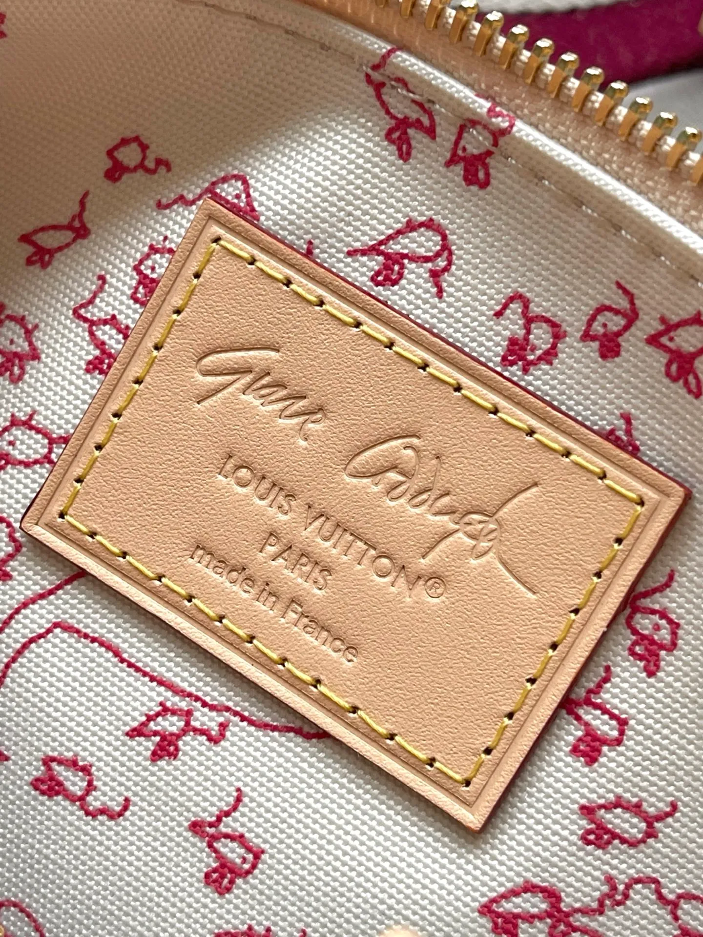 💰1020 Top original order M15151 This Speedy 20 Bandoullere handbag is made of Meowgram canvas, and is currently featured in the LV Travels With Grace Coddington collaboration series created by the brand and the former creative director of Vogue. Cute cat-shaped pendants and leather handles are rich in details, and metal parts such as padlocks add elegant touches. Dimensions: 20.5 × 13.5 × 12 cm