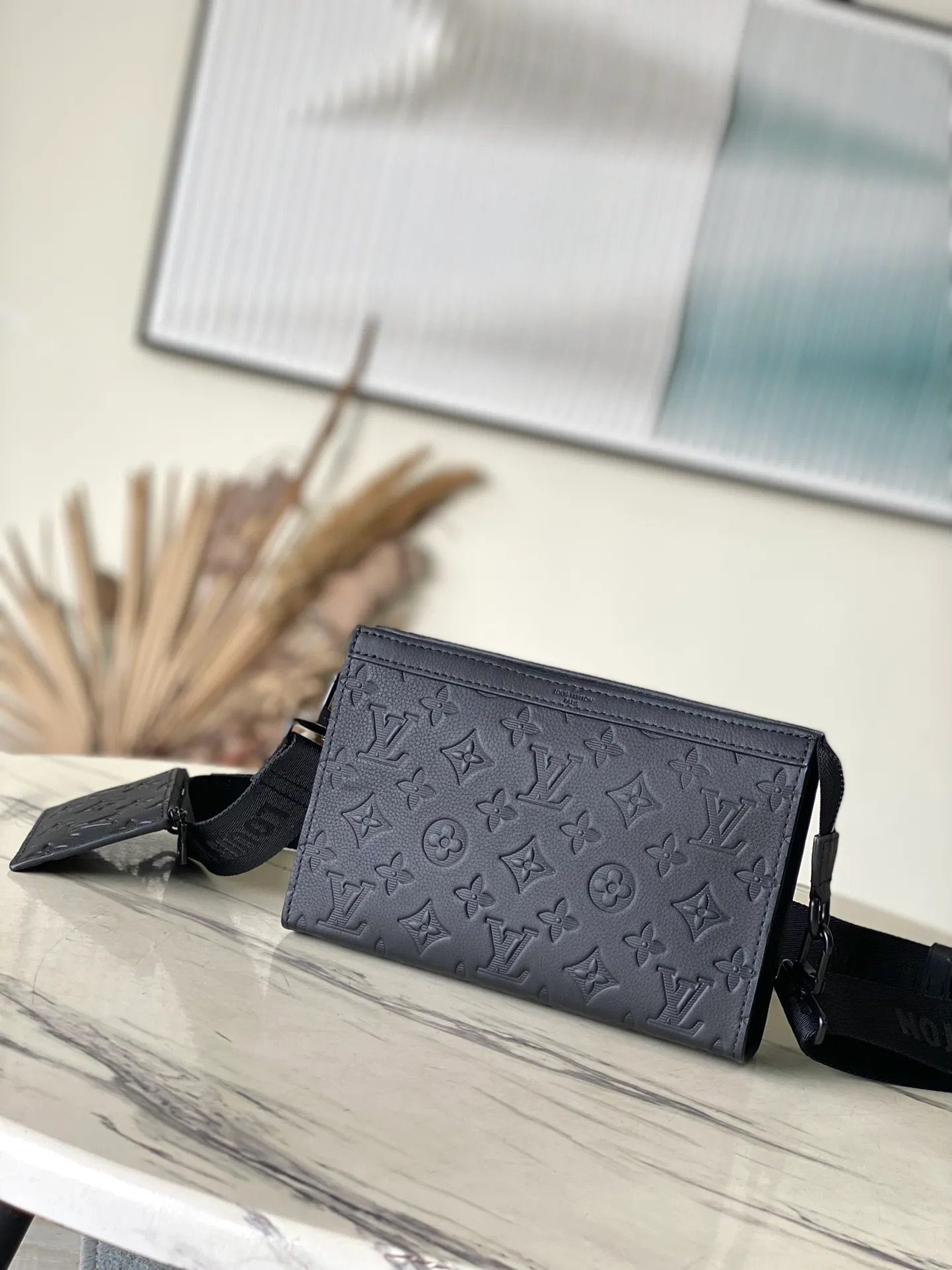 💰760 (top-grain leather) Top-quality original M81115 full leather Gaston Wearable Wallet handbag is derived from the Pochette Voyage clutch. It is cut from Monogram Shadow leather to a suitable size and can accommodate mobile phones and other travel needs. The removable and adjustable shoulder strap features a removable card holder, ideal for holding contactless payment devices or transit cards. Dimensions: 22 x 14.5 x 4.5 cm
