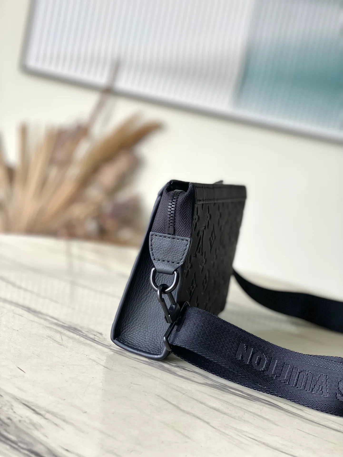 💰760 (top-grain leather) Top-quality original M81115 full leather Gaston Wearable Wallet handbag is derived from the Pochette Voyage clutch. It is cut from Monogram Shadow leather to a suitable size and can accommodate mobile phones and other travel needs. The removable and adjustable shoulder strap features a removable card holder, ideal for holding contactless payment devices or transit cards. Dimensions: 22 x 14.5 x 4.5 cm