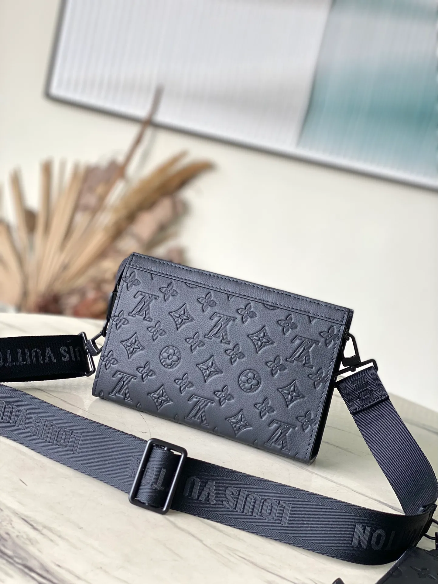 💰760 (top-grain leather) Top-quality original M81115 full leather Gaston Wearable Wallet handbag is derived from the Pochette Voyage clutch. It is cut from Monogram Shadow leather to a suitable size and can accommodate mobile phones and other travel needs. The removable and adjustable shoulder strap features a removable card holder, ideal for holding contactless payment devices or transit cards. Dimensions: 22 x 14.5 x 4.5 cm