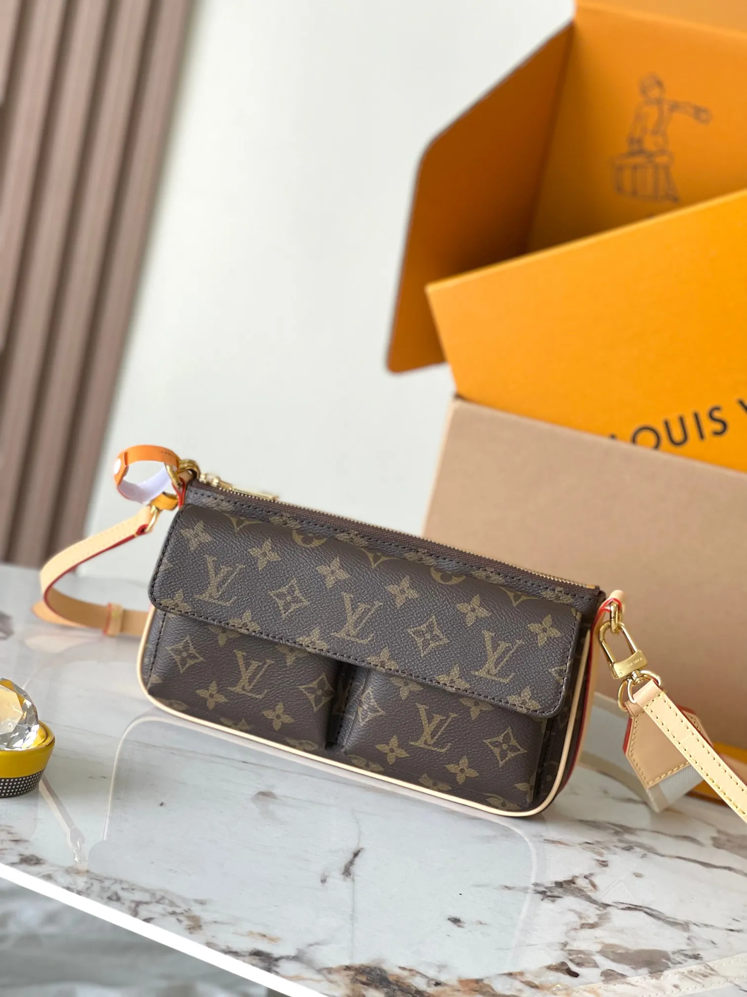 p1760 [Special grade MB chip version original leather] VIBE handbag Model: M46999 Material: Grade A all-steel hardware, imported original fabric Packaging: Full set of original duty-free MB packaging Size: 25x15x8cm