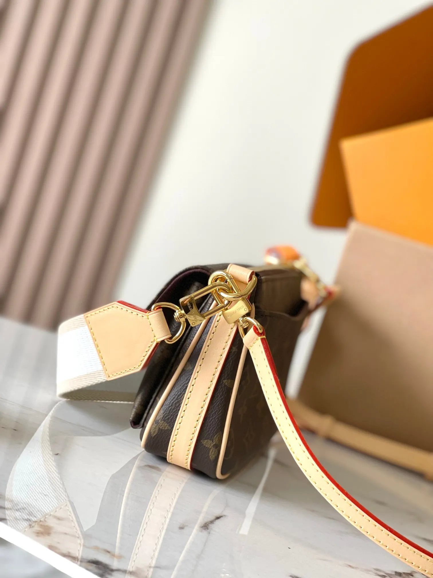 p1760 [Special grade MB chip version original leather] VIBE handbag Model: M46999 Material: Grade A all-steel hardware, imported original fabric Packaging: Full set of original duty-free MB packaging Size: 25x15x8cm