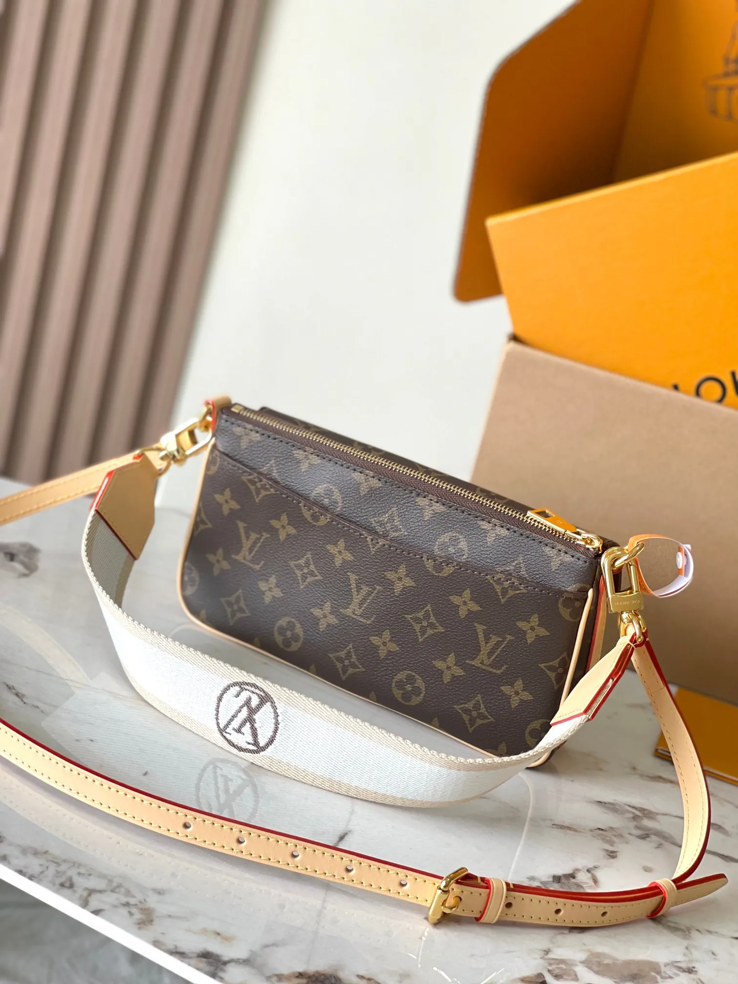 p1760 [Special grade MB chip version original leather] VIBE handbag Model: M46999 Material: Grade A all-steel hardware, imported original fabric Packaging: Full set of original duty-free MB packaging Size: 25x15x8cm