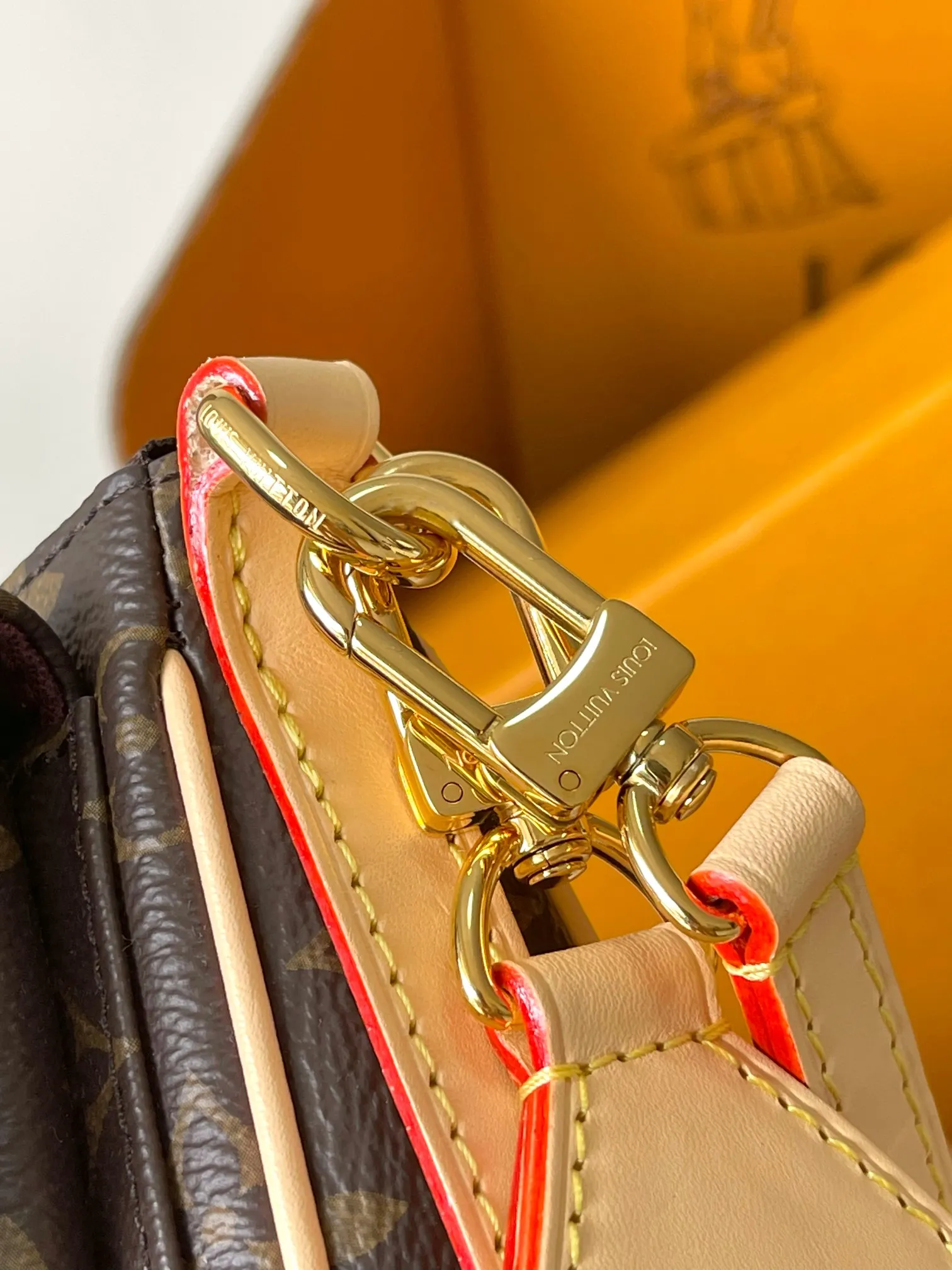 p1760 [Special grade MB chip version original leather] VIBE handbag Model: M46999 Material: Grade A all-steel hardware, imported original fabric Packaging: Full set of original duty-free MB packaging Size: 25x15x8cm