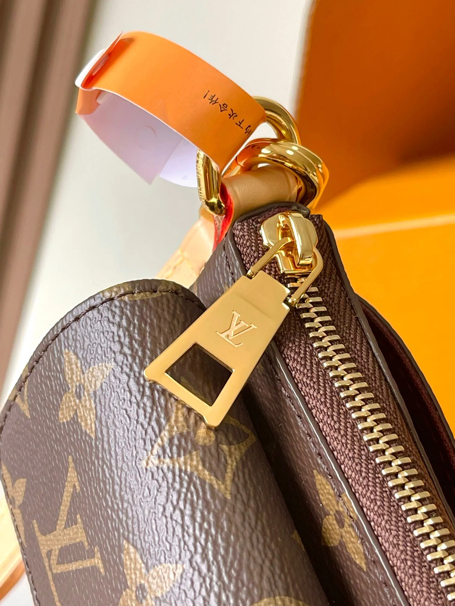 p1760 [Special grade MB chip version original leather] VIBE handbag Model: M46999 Material: Grade A all-steel hardware, imported original fabric Packaging: Full set of original duty-free MB packaging Size: 25x15x8cm