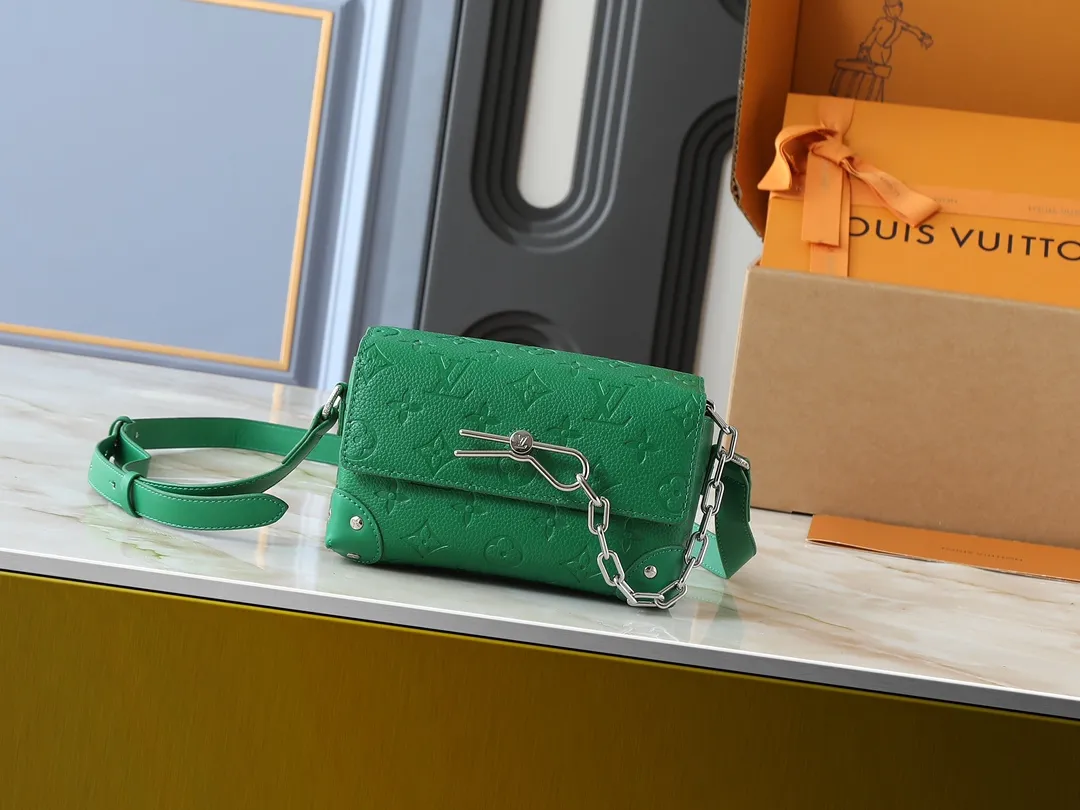 💰240💰Upgraded from the original M81746 M82917 M82916 M82918 M83613 M40674 This Steamer mini handbag is made of bright Taurillon leather and tells the inspiration of the brand's traditional Steamer hard case. A signature pin and chain add a classic touch, while an interior zip pocket and magnetic closure ensure secure storage. Dimensions: 18.0 x 11.0 x 6.5 cm (length x height x width)