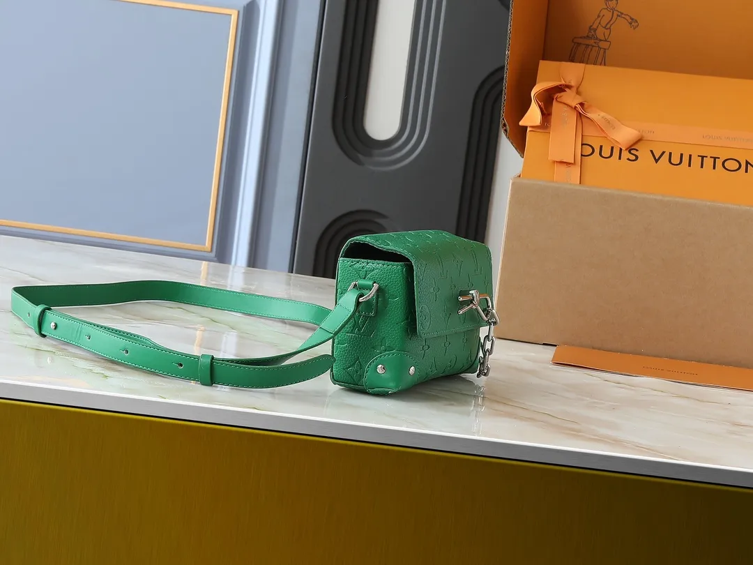 💰240💰Upgraded from the original M81746 M82917 M82916 M82918 M83613 M40674 This Steamer mini handbag is made of bright Taurillon leather and tells the inspiration of the brand's traditional Steamer hard case. A signature pin and chain add a classic touch, while an interior zip pocket and magnetic closure ensure secure storage. Dimensions: 18.0 x 11.0 x 6.5 cm (length x height x width)
