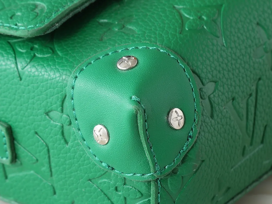 💰240💰Upgraded from the original M81746 M82917 M82916 M82918 M83613 M40674 This Steamer mini handbag is made of bright Taurillon leather and tells the inspiration of the brand's traditional Steamer hard case. A signature pin and chain add a classic touch, while an interior zip pocket and magnetic closure ensure secure storage. Dimensions: 18.0 x 11.0 x 6.5 cm (length x height x width)