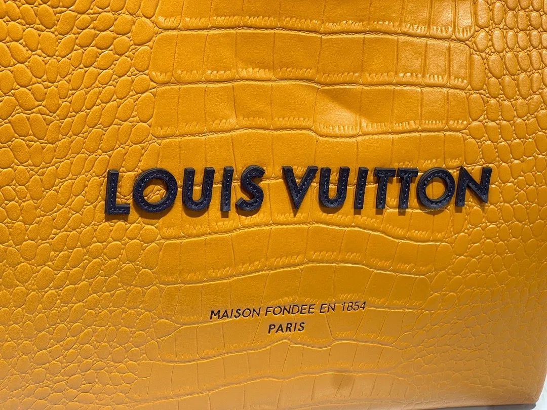 Batch 340💰M24457 Black Orange Blue Green Gray Presbyopic Plaid Black Crocodile Orange Crocodile Pattern 9 Colors ✔️ This Shopper medium handbag draws inspiration from Louis Vuitton shopping bags, with the words Louis Vuitton and Maison Fondée En 1854 written on soft cow leather, with a top handle and a detachable shoulder strap. Size: 40x32x16cm