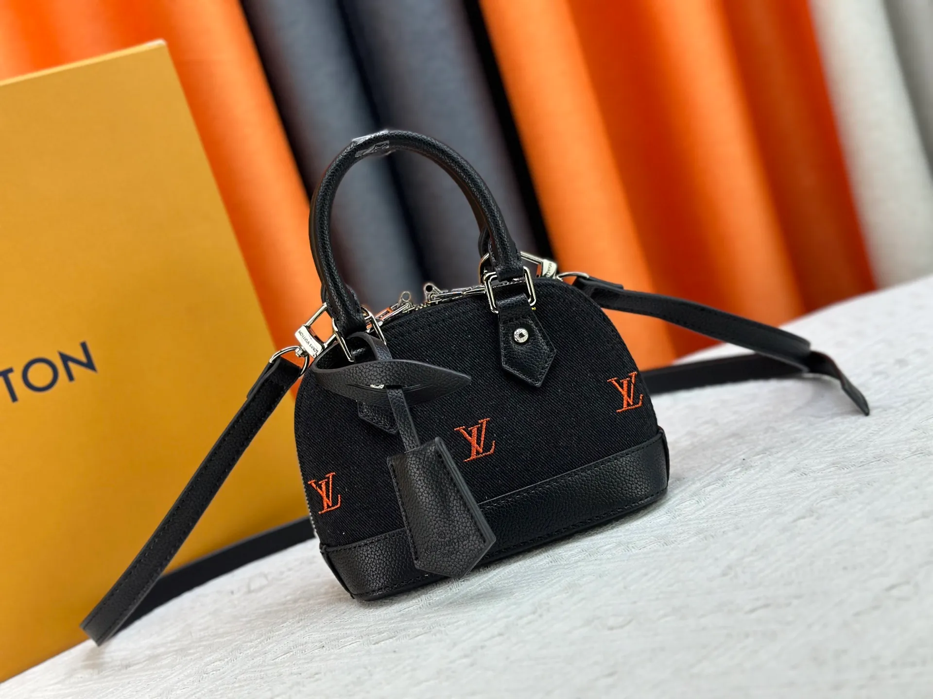 P300 Upgraded original version [Alma Nano shell handbag] M82717 M90611 black denim denim series New launch Nano Alma handbag Reproduce the nano Alma of the iconic Alma bag in a miniature version. Louis Vuitton's signature Monogram canvas material harmonizes with the natural leather upholstery. Expertly crafted items that combine traditional charm with modern functionality. Opening the double zippers reveals an interior design with surprisingly ample storage space. With two leather handles and an adjustable, removable shoulder strap, it can be styled in a variety of ways.  Dimensions: 18 x 12 x 8 cm
