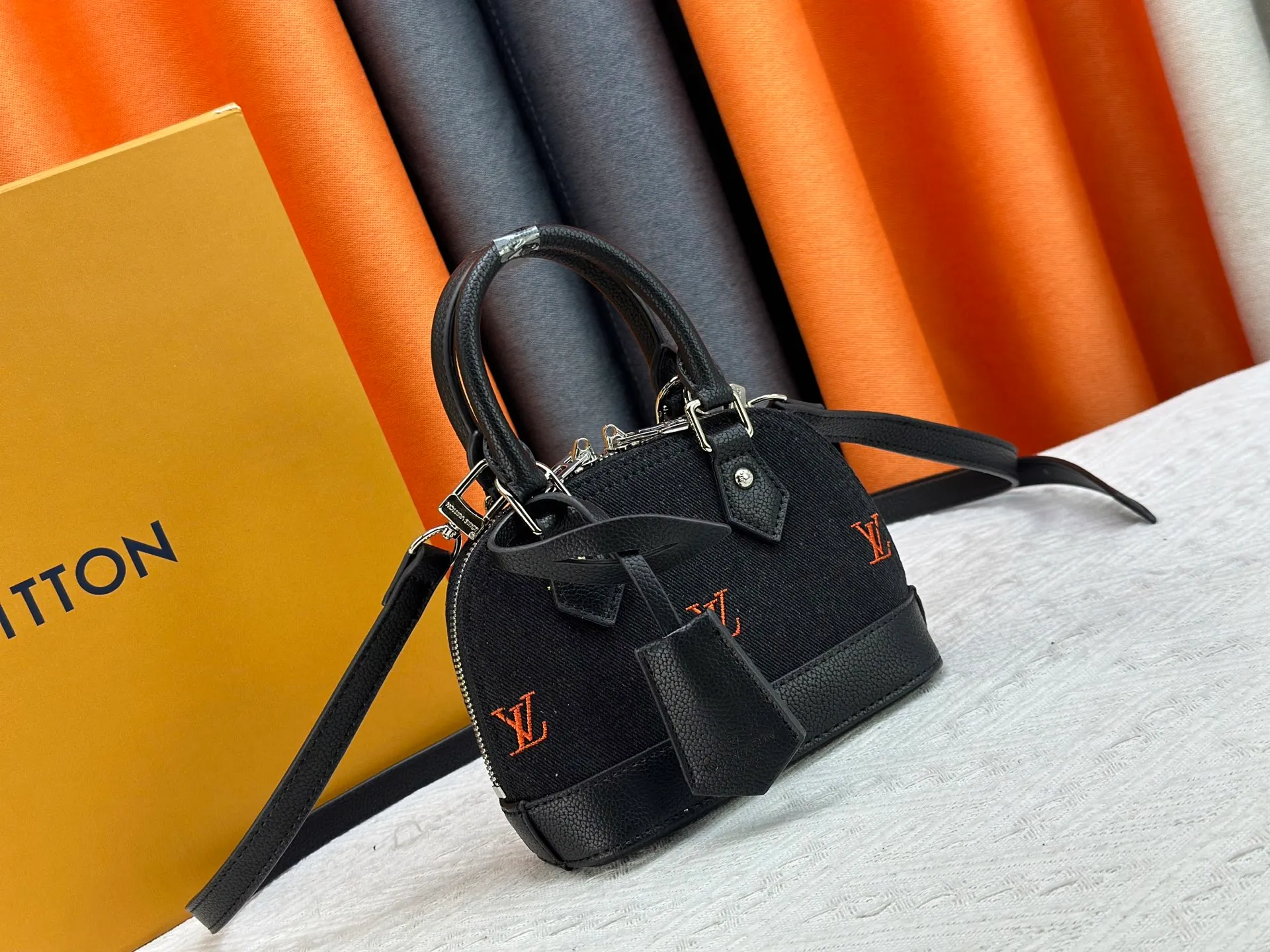 P300 Upgraded original version [Alma Nano shell handbag] M82717 M90611 black denim denim series New launch Nano Alma handbag Reproduce the nano Alma of the iconic Alma bag in a miniature version. Louis Vuitton's signature Monogram canvas material harmonizes with the natural leather upholstery. Expertly crafted items that combine traditional charm with modern functionality. Opening the double zippers reveals an interior design with surprisingly ample storage space. With two leather handles and an adjustable, removable shoulder strap, it can be styled in a variety of ways.  Dimensions: 18 x 12 x 8 cm