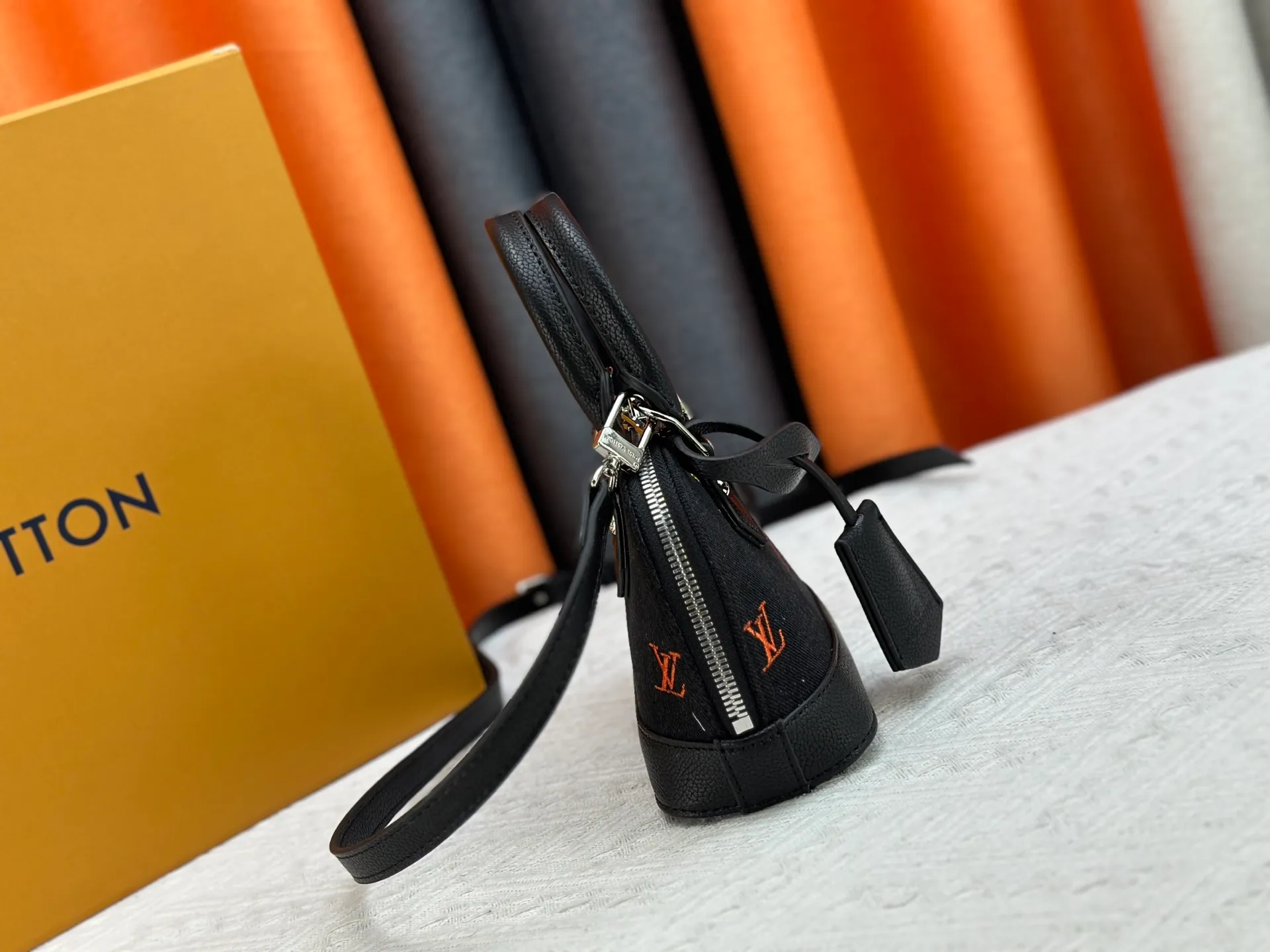 P300 Upgraded original version [Alma Nano shell handbag] M82717 M90611 black denim denim series New launch Nano Alma handbag Reproduce the nano Alma of the iconic Alma bag in a miniature version. Louis Vuitton's signature Monogram canvas material harmonizes with the natural leather upholstery. Expertly crafted items that combine traditional charm with modern functionality. Opening the double zippers reveals an interior design with surprisingly ample storage space. With two leather handles and an adjustable, removable shoulder strap, it can be styled in a variety of ways.  Dimensions: 18 x 12 x 8 cm