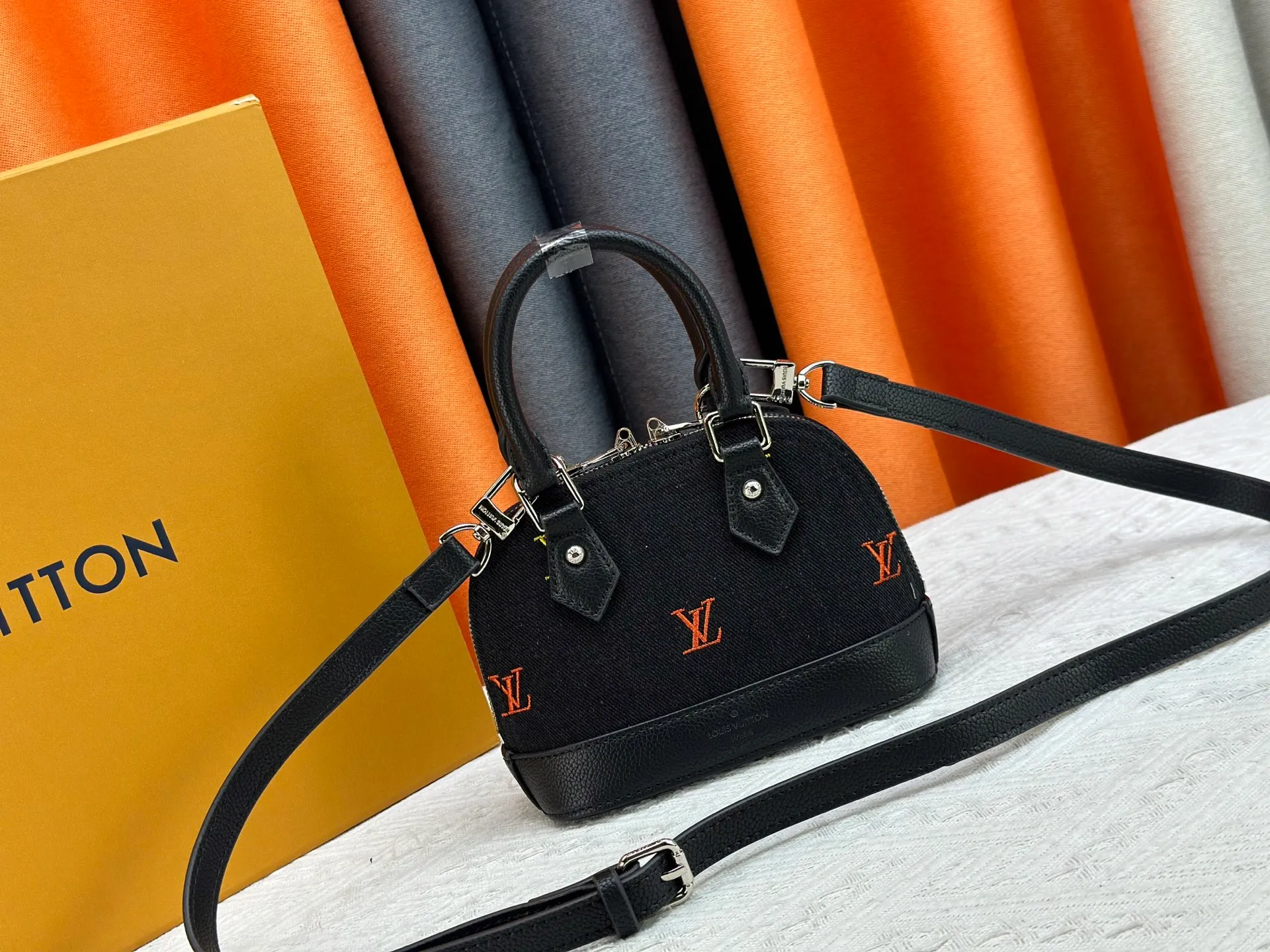 P300 Upgraded original version [Alma Nano shell handbag] M82717 M90611 black denim denim series New launch Nano Alma handbag Reproduce the nano Alma of the iconic Alma bag in a miniature version. Louis Vuitton's signature Monogram canvas material harmonizes with the natural leather upholstery. Expertly crafted items that combine traditional charm with modern functionality. Opening the double zippers reveals an interior design with surprisingly ample storage space. With two leather handles and an adjustable, removable shoulder strap, it can be styled in a variety of ways.  Dimensions: 18 x 12 x 8 cm
