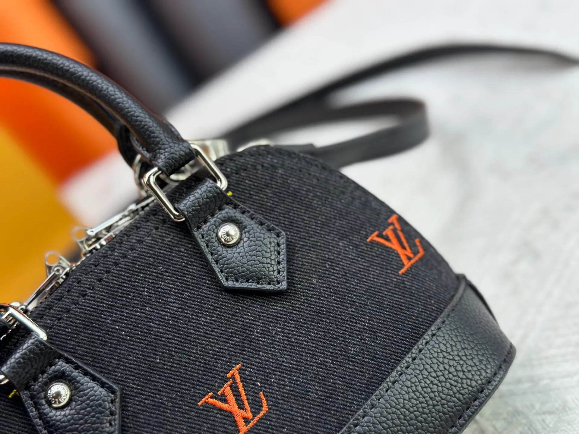 P300 Upgraded original version [Alma Nano shell handbag] M82717 M90611 black denim denim series New launch Nano Alma handbag Reproduce the nano Alma of the iconic Alma bag in a miniature version. Louis Vuitton's signature Monogram canvas material harmonizes with the natural leather upholstery. Expertly crafted items that combine traditional charm with modern functionality. Opening the double zippers reveals an interior design with surprisingly ample storage space. With two leather handles and an adjustable, removable shoulder strap, it can be styled in a variety of ways.  Dimensions: 18 x 12 x 8 cm