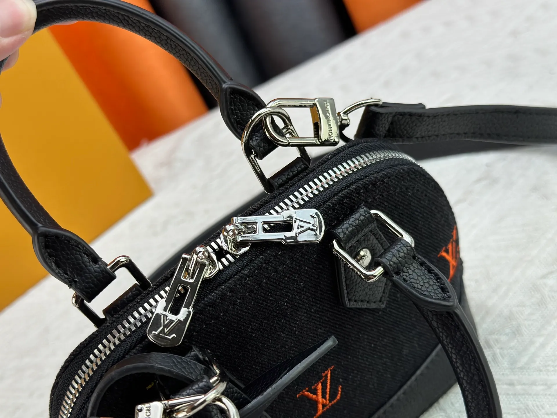 P300 Upgraded original version [Alma Nano shell handbag] M82717 M90611 black denim denim series New launch Nano Alma handbag Reproduce the nano Alma of the iconic Alma bag in a miniature version. Louis Vuitton's signature Monogram canvas material harmonizes with the natural leather upholstery. Expertly crafted items that combine traditional charm with modern functionality. Opening the double zippers reveals an interior design with surprisingly ample storage space. With two leather handles and an adjustable, removable shoulder strap, it can be styled in a variety of ways.  Dimensions: 18 x 12 x 8 cm