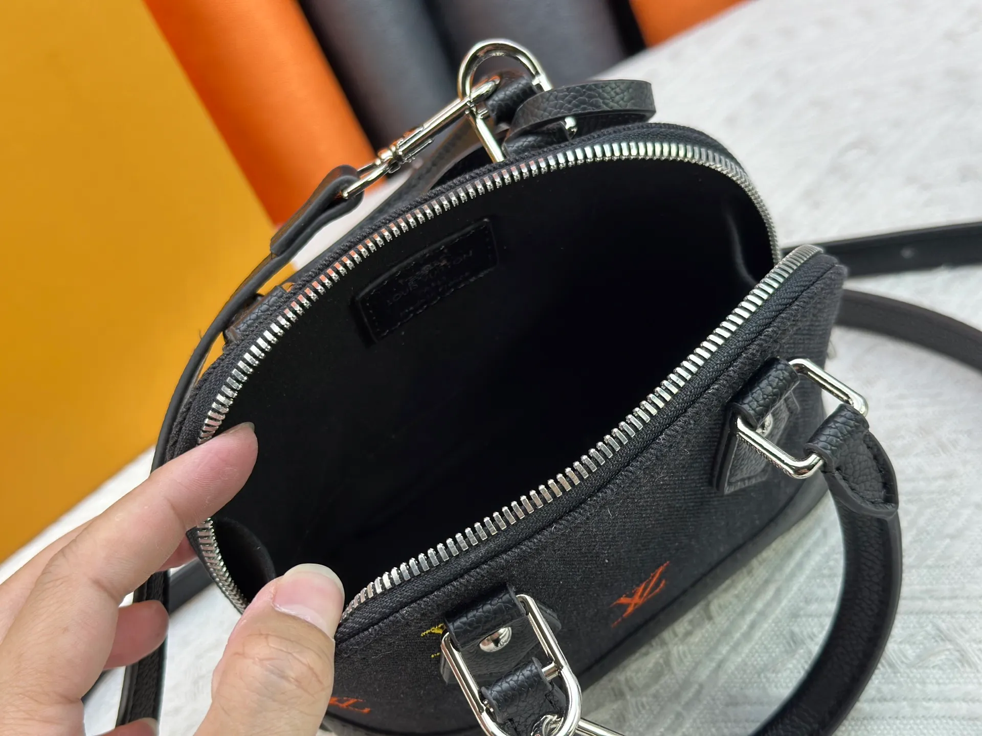 P300 Upgraded original version [Alma Nano shell handbag] M82717 M90611 black denim denim series New launch Nano Alma handbag Reproduce the nano Alma of the iconic Alma bag in a miniature version. Louis Vuitton's signature Monogram canvas material harmonizes with the natural leather upholstery. Expertly crafted items that combine traditional charm with modern functionality. Opening the double zippers reveals an interior design with surprisingly ample storage space. With two leather handles and an adjustable, removable shoulder strap, it can be styled in a variety of ways.  Dimensions: 18 x 12 x 8 cm