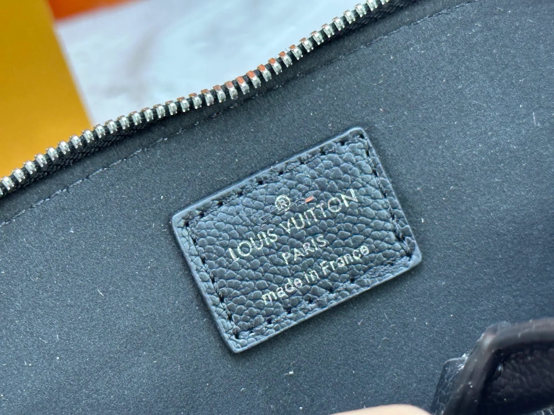 P300 Upgraded original version [Alma Nano shell handbag] M82717 M90611 black denim denim series New launch Nano Alma handbag Reproduce the nano Alma of the iconic Alma bag in a miniature version. Louis Vuitton's signature Monogram canvas material harmonizes with the natural leather upholstery. Expertly crafted items that combine traditional charm with modern functionality. Opening the double zippers reveals an interior design with surprisingly ample storage space. With two leather handles and an adjustable, removable shoulder strap, it can be styled in a variety of ways.  Dimensions: 18 x 12 x 8 cm