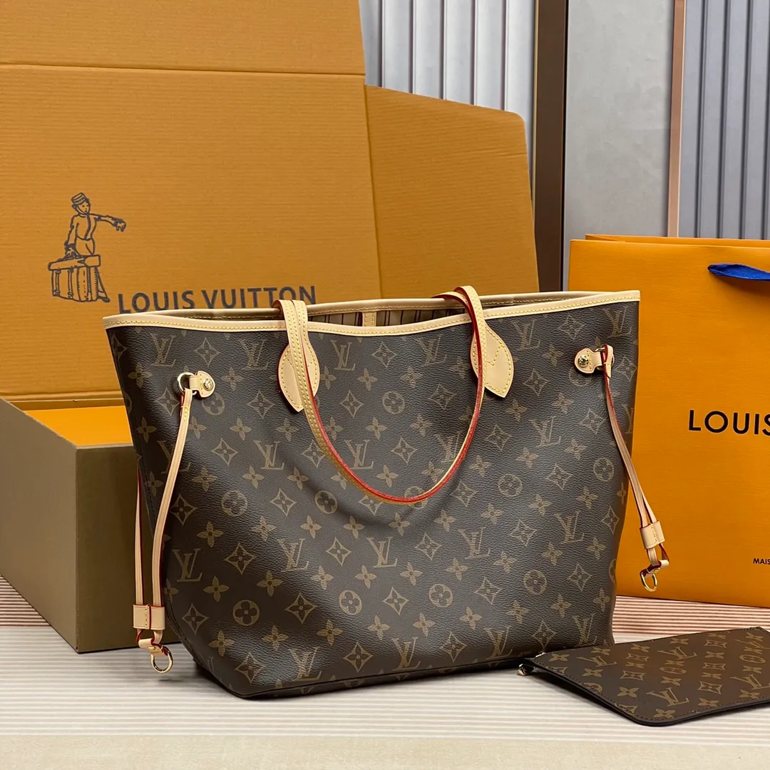 [Upgraded version] P600🐶Upgraded version. High quality. Semi-steel hardware❣️40995/Apricot🐶With complete packaging❣️NEVERFULL medium handbag Louis Vuitton's new interpretation of the Neverfull classic handbag, explore the exquisite details inside the bag. Redesigned interior pockets feature fresh fabric linings and vintage details inspired by the Louis Vuitton archives, most notably the detachable zippered clutch, which can be used on its own as a sophisticated clutch or as an additional pocket. Bright lining tones add a more lively feel to Monogram's classic canvas. Dimensions: 31.0 x 28.5 x 17.0 cm