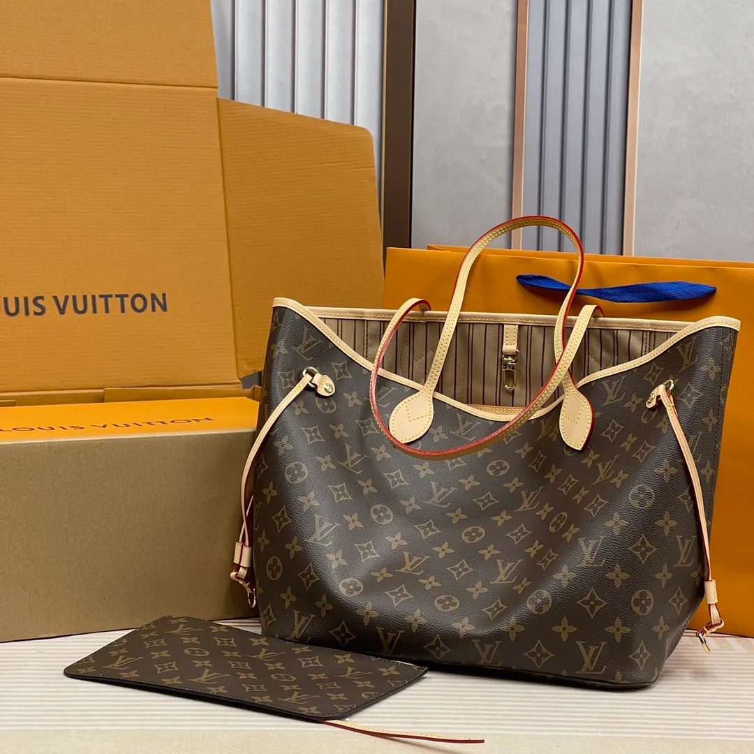 [Upgraded version] P600🐶Upgraded version. High quality. Semi-steel hardware❣️40995/Apricot🐶With complete packaging❣️NEVERFULL medium handbag Louis Vuitton's new interpretation of the Neverfull classic handbag, explore the exquisite details inside the bag. Redesigned interior pockets feature fresh fabric linings and vintage details inspired by the Louis Vuitton archives, most notably the detachable zippered clutch, which can be used on its own as a sophisticated clutch or as an additional pocket. Bright lining tones add a more lively feel to Monogram's classic canvas. Dimensions: 31.0 x 28.5 x 17.0 cm