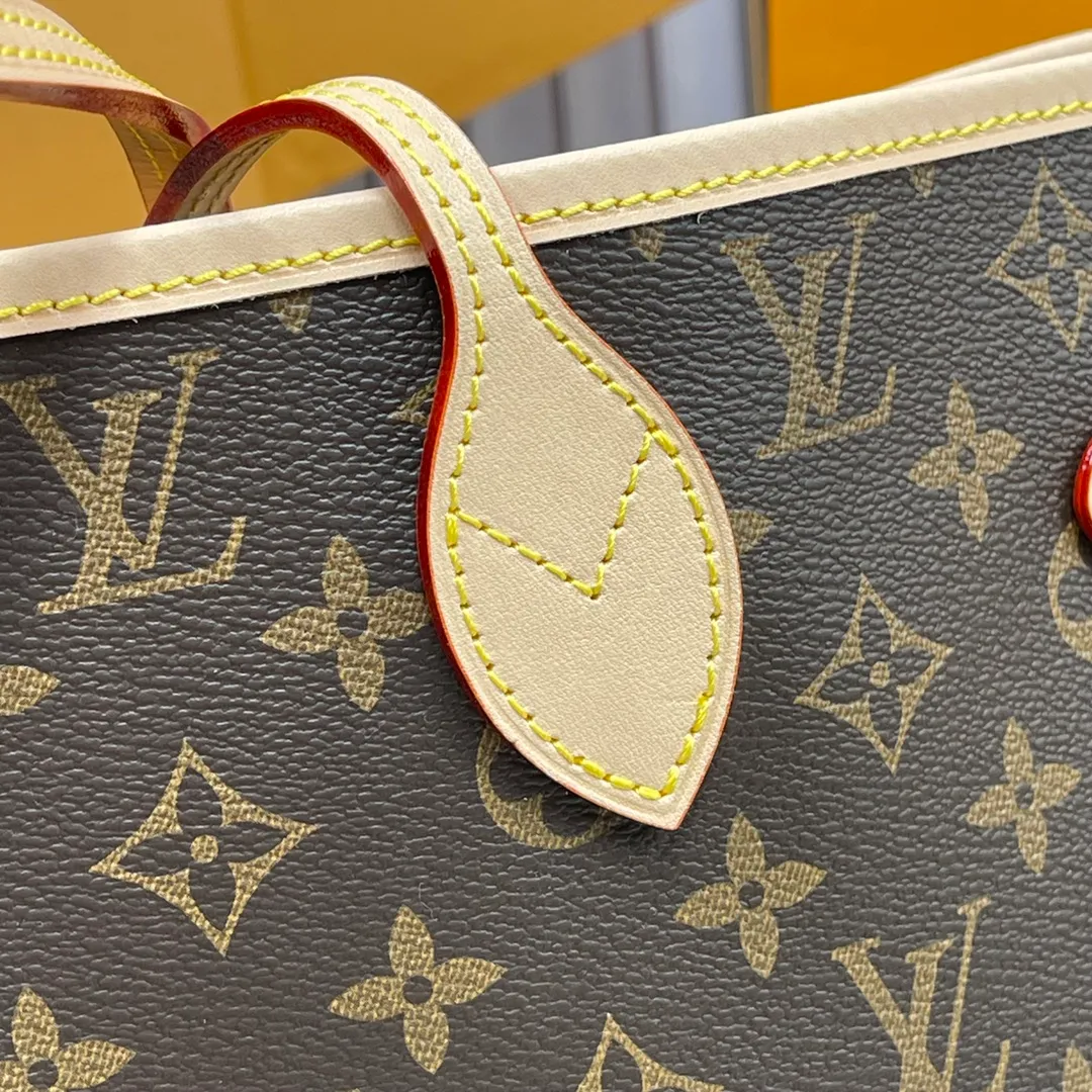 [Upgraded version] P600🐶Upgraded version. High quality. Semi-steel hardware❣️40995/Apricot🐶With complete packaging❣️NEVERFULL medium handbag Louis Vuitton's new interpretation of the Neverfull classic handbag, explore the exquisite details inside the bag. Redesigned interior pockets feature fresh fabric linings and vintage details inspired by the Louis Vuitton archives, most notably the detachable zippered clutch, which can be used on its own as a sophisticated clutch or as an additional pocket. Bright lining tones add a more lively feel to Monogram's classic canvas. Dimensions: 31.0 x 28.5 x 17.0 cm