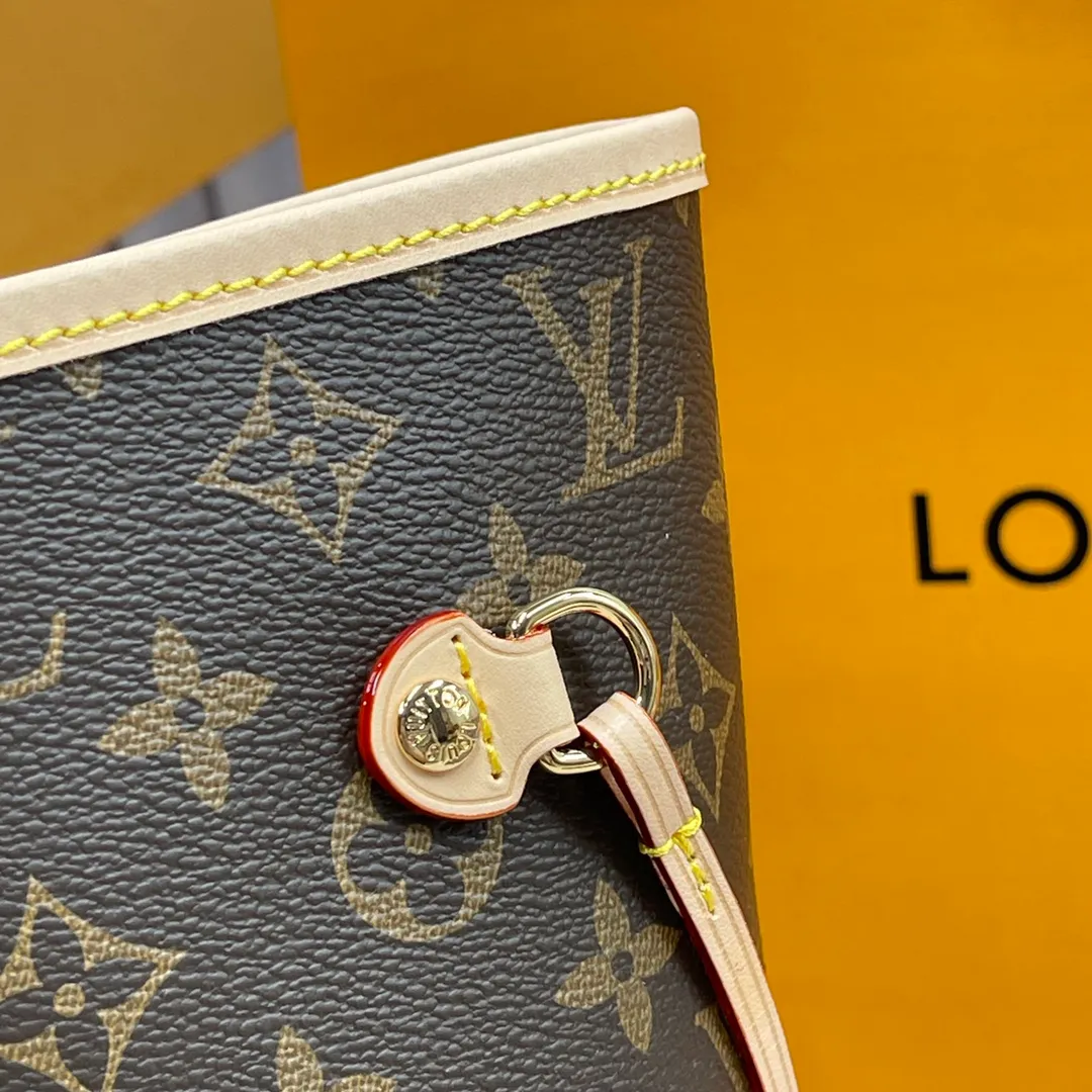 [Upgraded version] P600🐶Upgraded version. High quality. Semi-steel hardware❣️40995/Apricot🐶With complete packaging❣️NEVERFULL medium handbag Louis Vuitton's new interpretation of the Neverfull classic handbag, explore the exquisite details inside the bag. Redesigned interior pockets feature fresh fabric linings and vintage details inspired by the Louis Vuitton archives, most notably the detachable zippered clutch, which can be used on its own as a sophisticated clutch or as an additional pocket. Bright lining tones add a more lively feel to Monogram's classic canvas. Dimensions: 31.0 x 28.5 x 17.0 cm