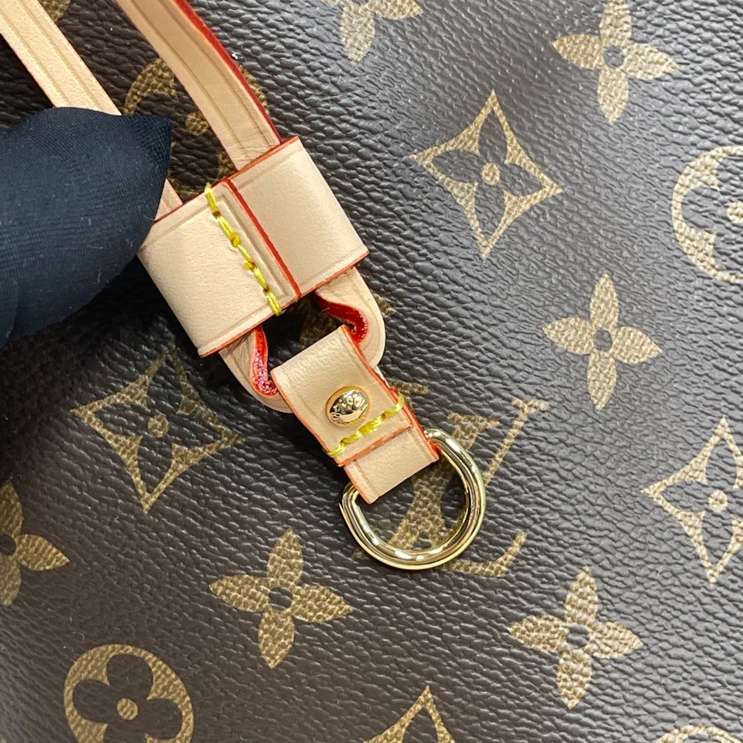 [Upgraded version] P600🐶Upgraded version. High quality. Semi-steel hardware❣️40995/Apricot🐶With complete packaging❣️NEVERFULL medium handbag Louis Vuitton's new interpretation of the Neverfull classic handbag, explore the exquisite details inside the bag. Redesigned interior pockets feature fresh fabric linings and vintage details inspired by the Louis Vuitton archives, most notably the detachable zippered clutch, which can be used on its own as a sophisticated clutch or as an additional pocket. Bright lining tones add a more lively feel to Monogram's classic canvas. Dimensions: 31.0 x 28.5 x 17.0 cm