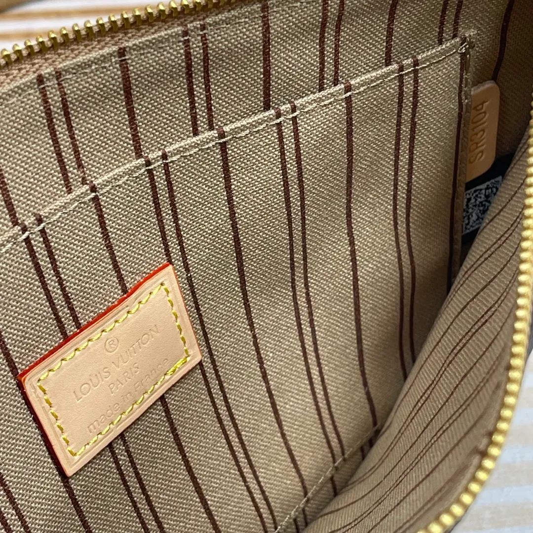 [Upgraded version] P600🐶Upgraded version. High quality. Semi-steel hardware❣️40995/Apricot🐶With complete packaging❣️NEVERFULL medium handbag Louis Vuitton's new interpretation of the Neverfull classic handbag, explore the exquisite details inside the bag. Redesigned interior pockets feature fresh fabric linings and vintage details inspired by the Louis Vuitton archives, most notably the detachable zippered clutch, which can be used on its own as a sophisticated clutch or as an additional pocket. Bright lining tones add a more lively feel to Monogram's classic canvas. Dimensions: 31.0 x 28.5 x 17.0 cm