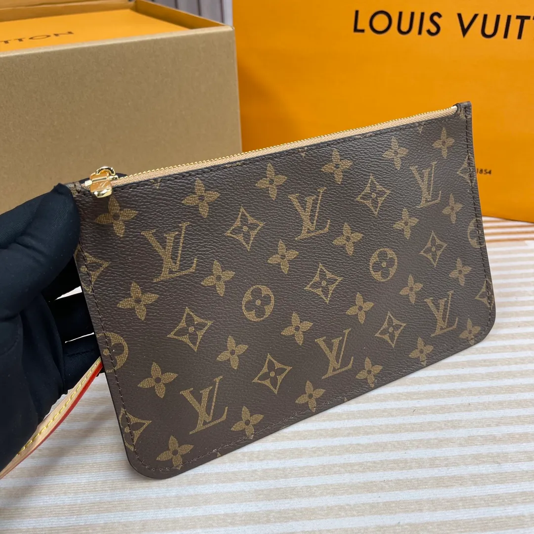 [Upgraded version] P600🐶Upgraded version. High quality. Semi-steel hardware❣️40995/Apricot🐶With complete packaging❣️NEVERFULL medium handbag Louis Vuitton's new interpretation of the Neverfull classic handbag, explore the exquisite details inside the bag. Redesigned interior pockets feature fresh fabric linings and vintage details inspired by the Louis Vuitton archives, most notably the detachable zippered clutch, which can be used on its own as a sophisticated clutch or as an additional pocket. Bright lining tones add a more lively feel to Monogram's classic canvas. Dimensions: 31.0 x 28.5 x 17.0 cm