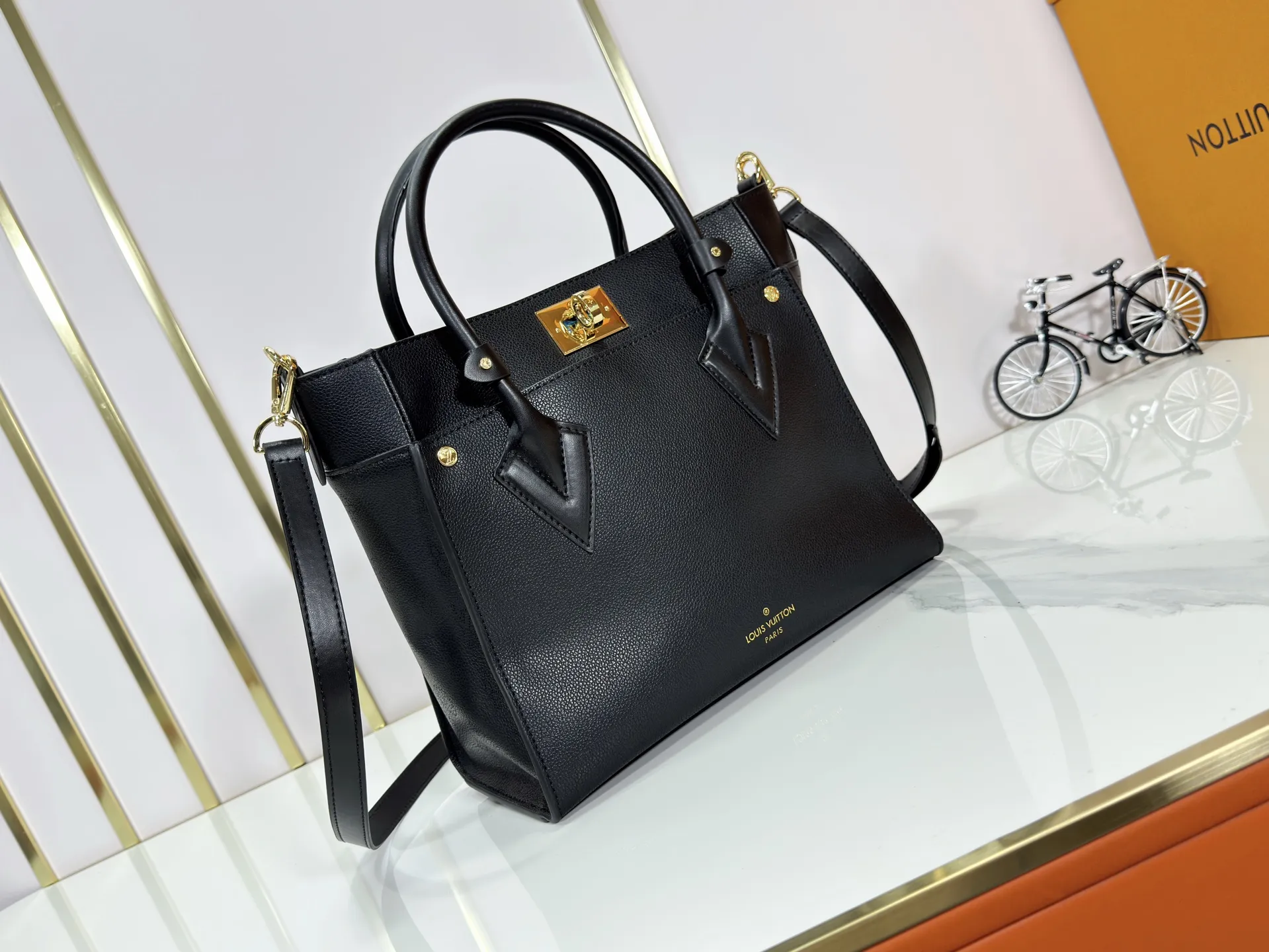 P340 upgraded original M53826 M53825 M53824 M53823On My Side handbag shows the elegant fusion of calfskin and classic Monogram canvas. Contrasting canvas shapes the large outer pocket, creating a trompe l'oeil effect as if two handbags merge into one. Plenty of space can easily accommodate office needs, and the adjustable shoulder strap allows for a cross-body style. Dimensions: 30.5 x 24.5 x 14 cm (Length x Height x Width) - Calfskin and Monogram coated canvas - Cowhide leather trim - Microfiber lining - 2 top handles for hand or elbow carry - Adjustable shoulder strap for shoulder or cross-body wear - Lock closure - 2 outer pockets with magnetic closure - Zip pocket - 1 patch pocket